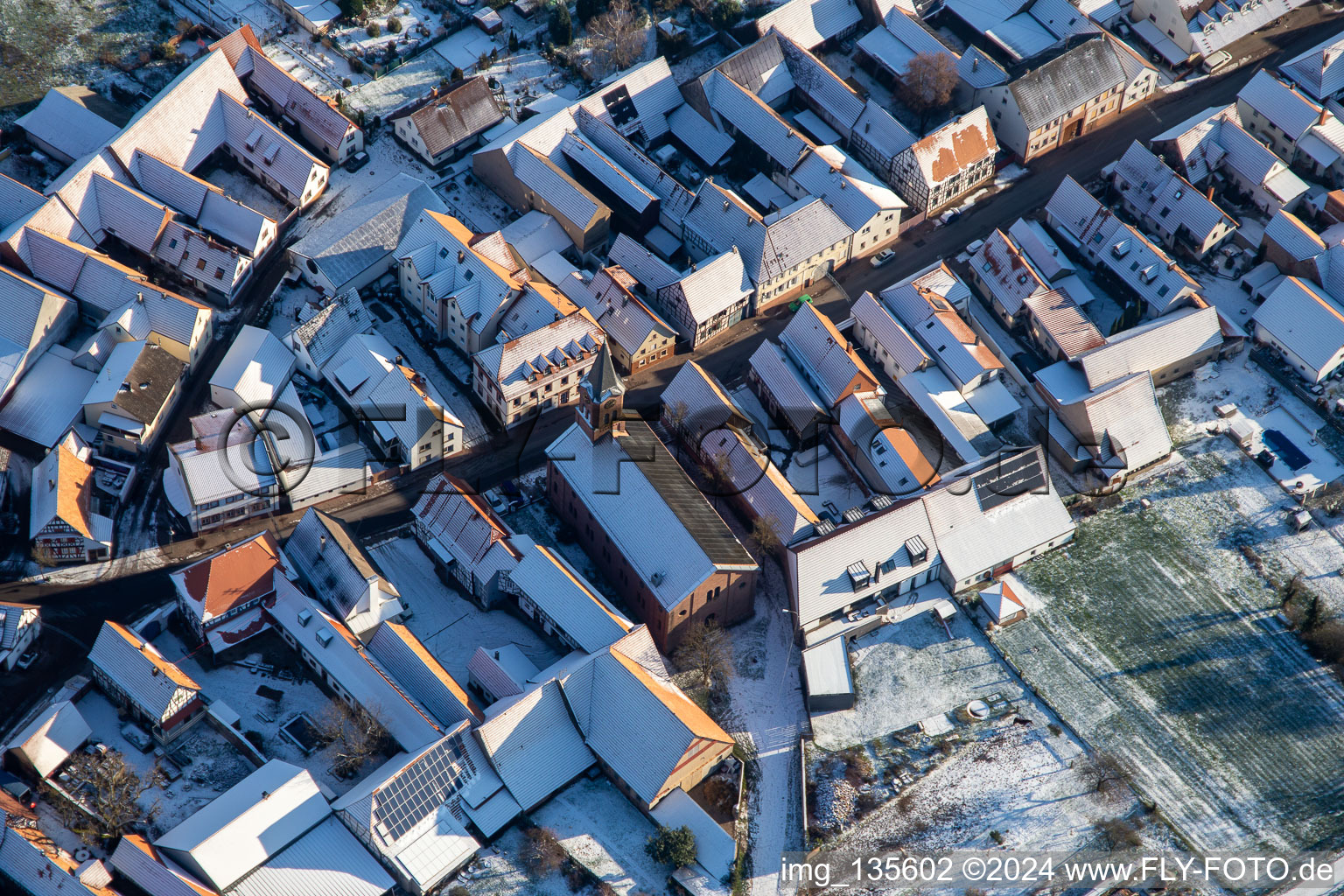 Vue aérienne de Église protestante en hiver avec de la neige à Steinweiler dans le département Rhénanie-Palatinat, Allemagne