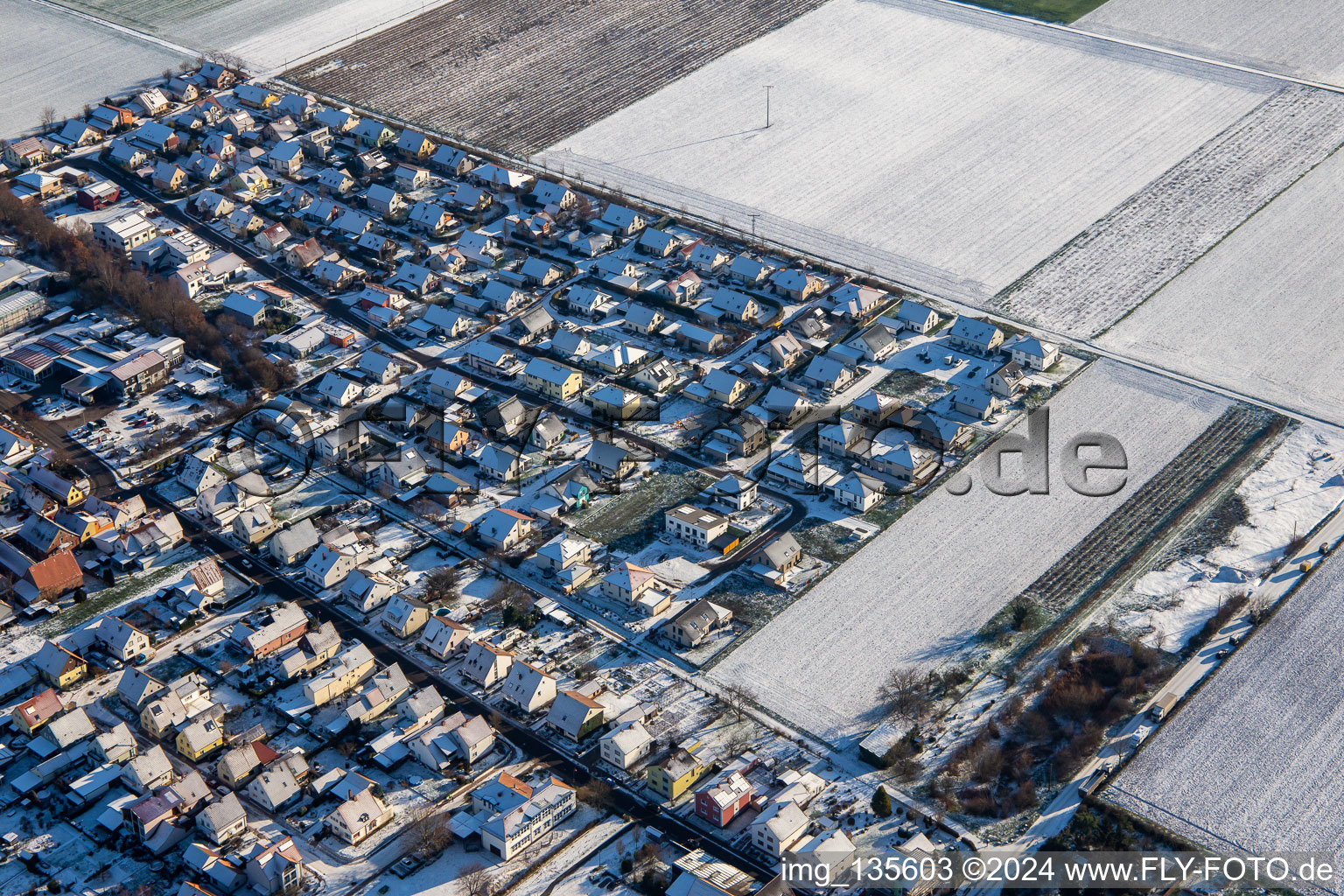 Vue aérienne de Dans les champs de pain en hiver quand il y a de la neige à Steinweiler dans le département Rhénanie-Palatinat, Allemagne