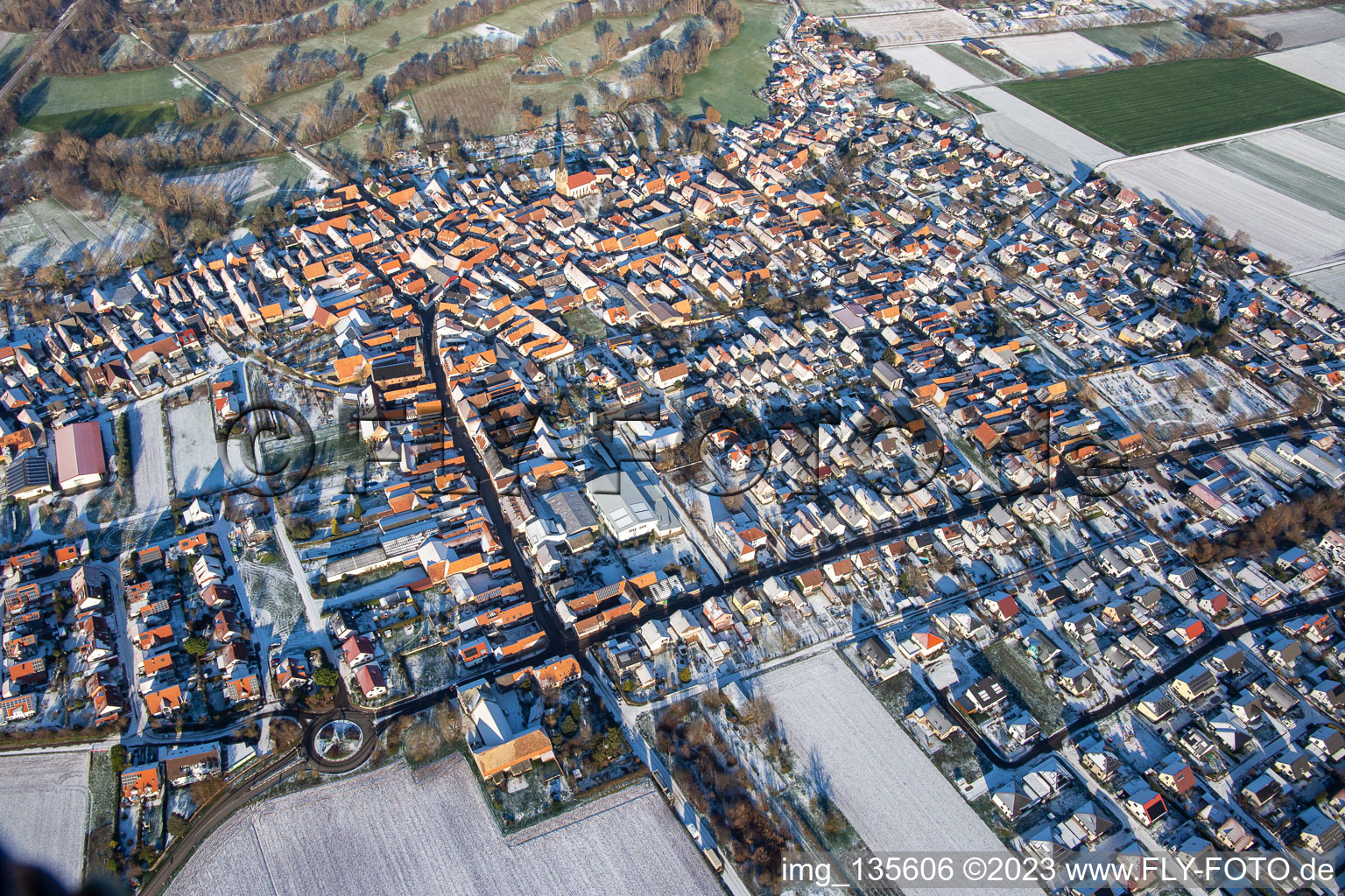 Vue aérienne de Rue principale en hiver avec de la neige à Steinweiler dans le département Rhénanie-Palatinat, Allemagne