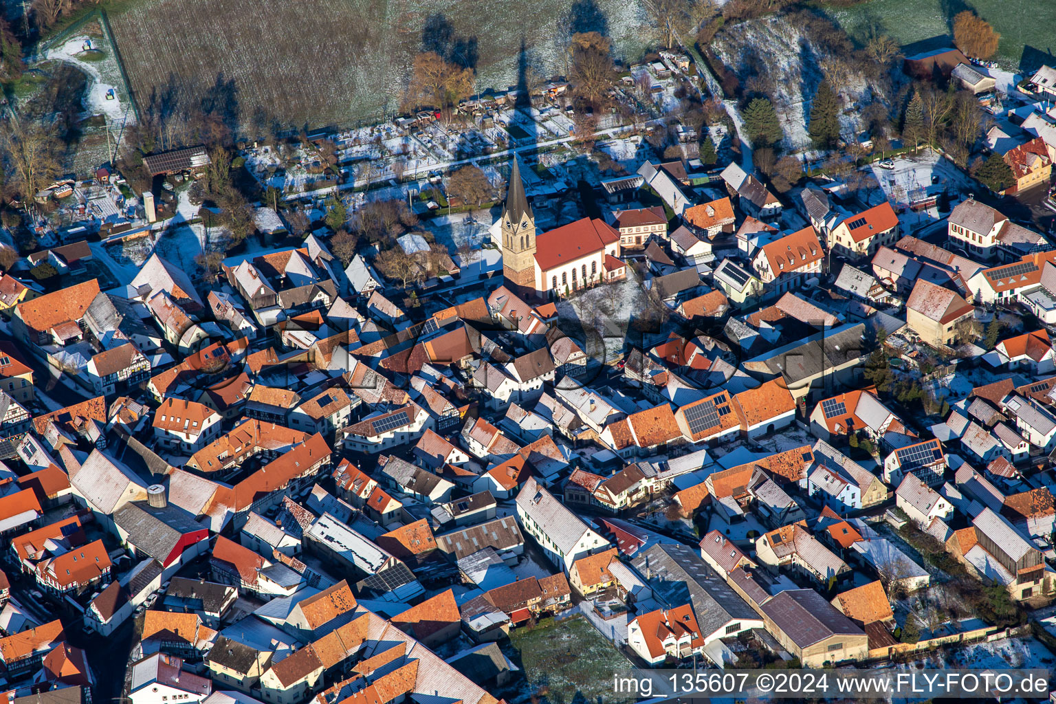 Vue aérienne de Église Saint-Martin en hiver avec de la neige à Steinweiler dans le département Rhénanie-Palatinat, Allemagne