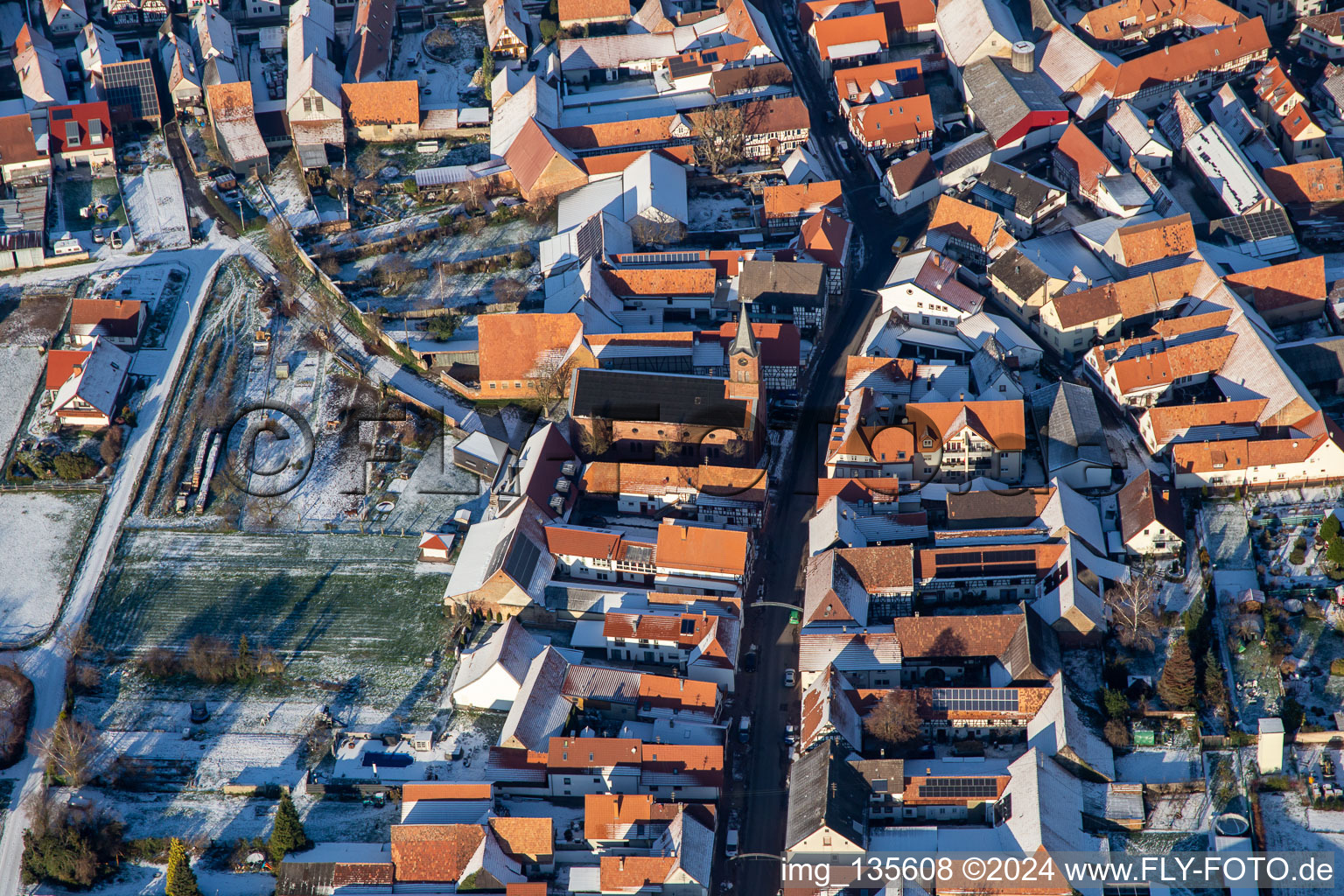 Vue aérienne de Église protestante en hiver avec de la neige à Steinweiler dans le département Rhénanie-Palatinat, Allemagne