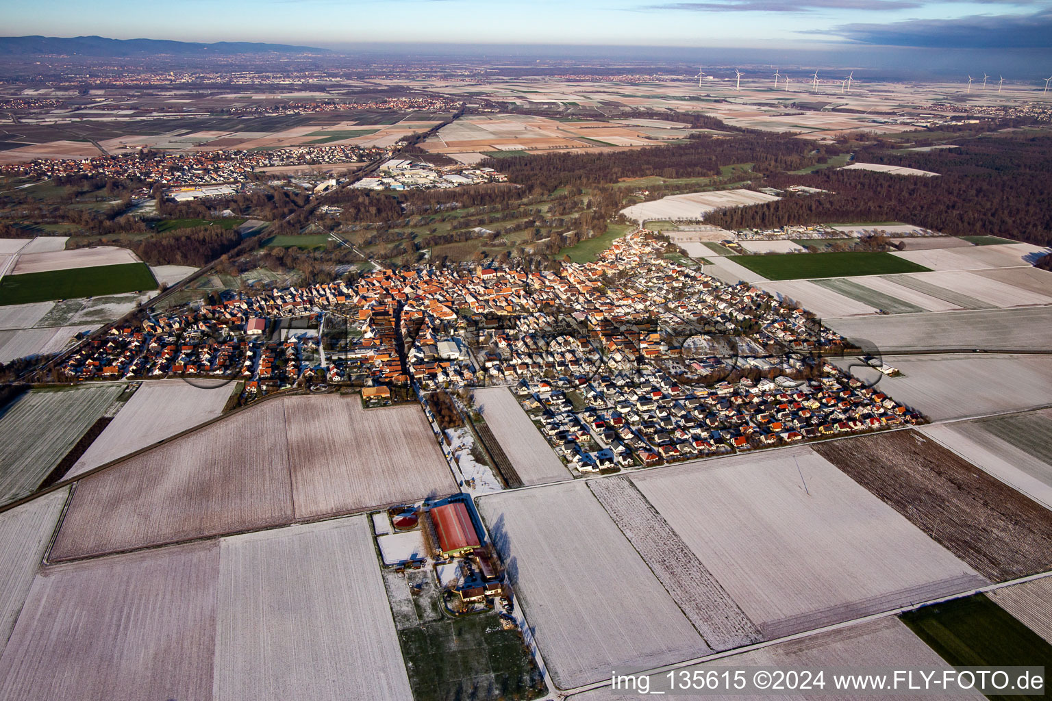 Vue aérienne de Du sud en hiver quand il y a de la neige à Steinweiler dans le département Rhénanie-Palatinat, Allemagne