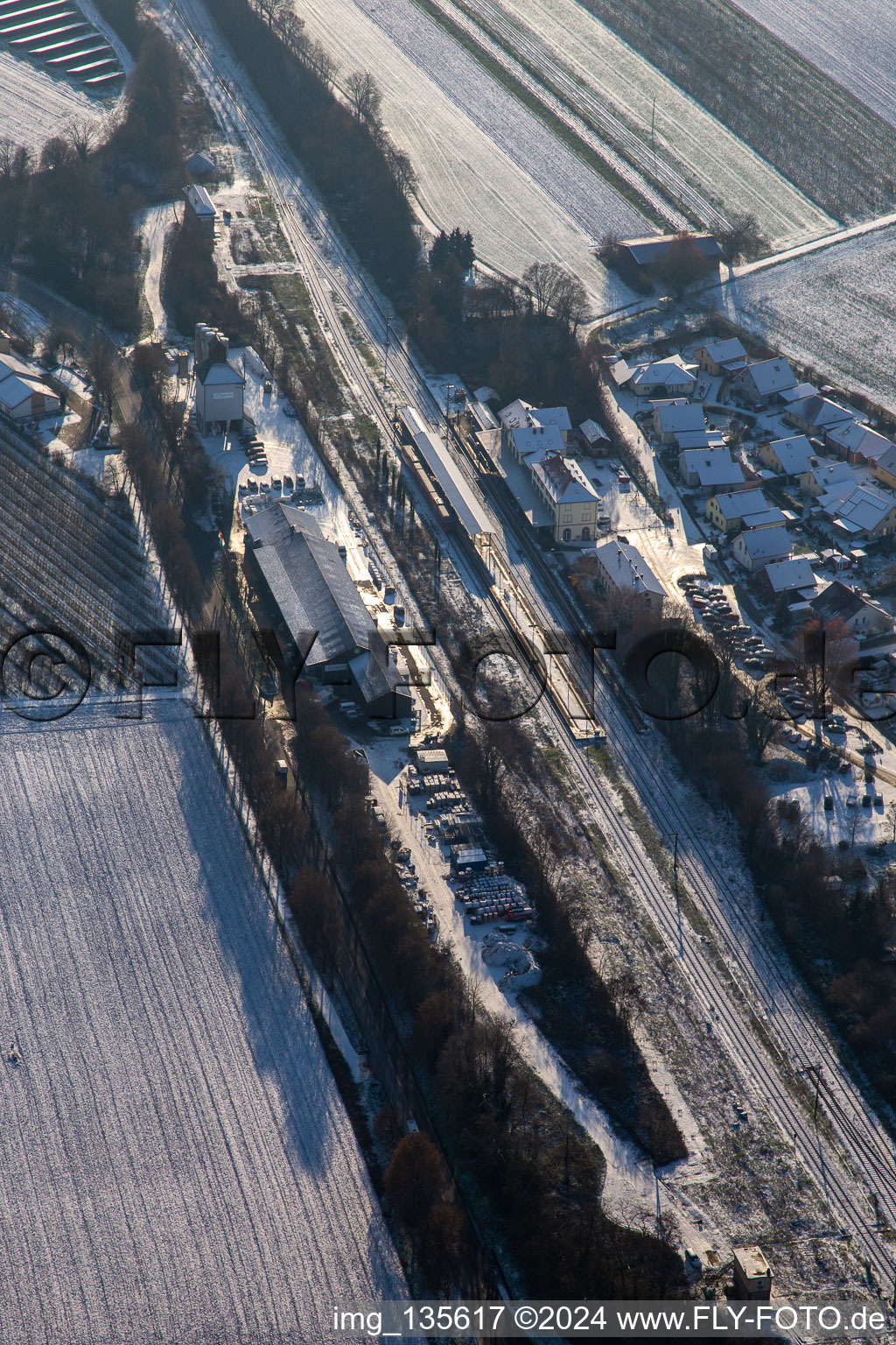 Vue aérienne de Gare en hiver avec de la neige à Winden dans le département Rhénanie-Palatinat, Allemagne