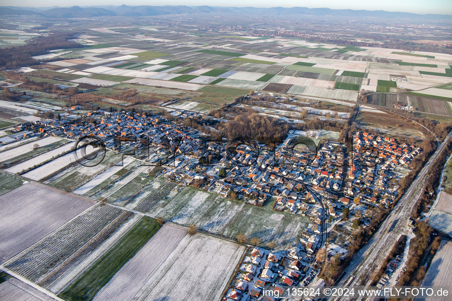 Vue aérienne de En hiver quand il y a de la neige à Winden dans le département Rhénanie-Palatinat, Allemagne