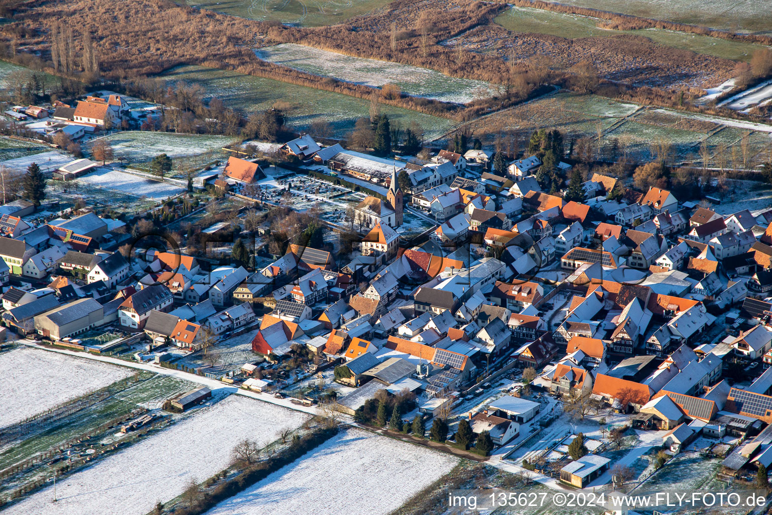 Vue aérienne de Cimetière en hiver avec de la neige à Winden dans le département Rhénanie-Palatinat, Allemagne