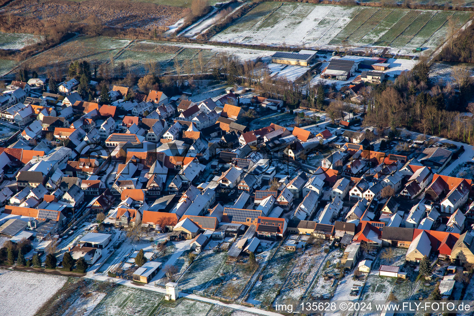 Vue aérienne de Laver l'allée en hiver avec de la neige à Winden dans le département Rhénanie-Palatinat, Allemagne