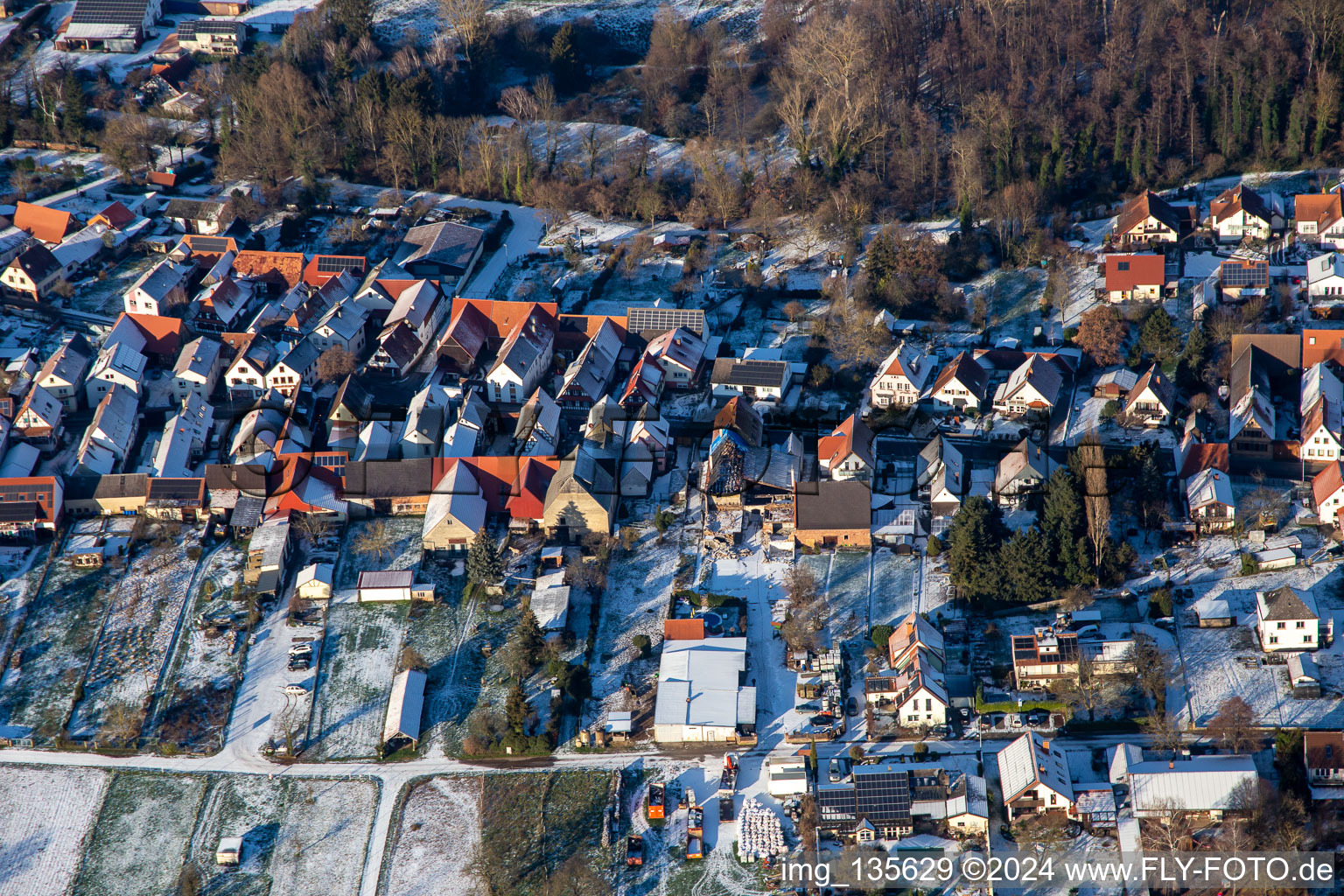 Vue aérienne de En hiver quand il y a de la neige à Winden dans le département Rhénanie-Palatinat, Allemagne