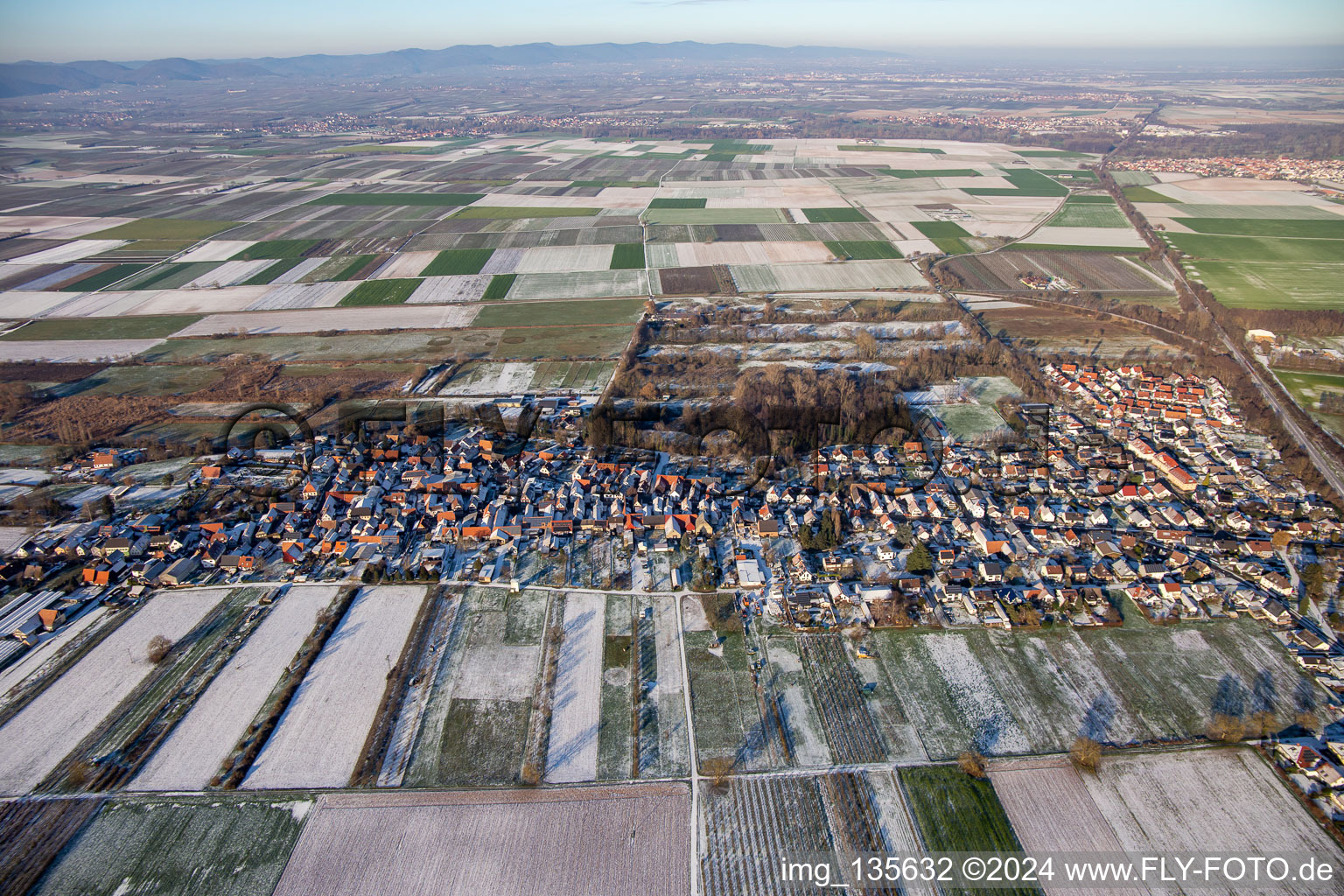 Vue aérienne de Du sud en hiver quand il y a de la neige à Winden dans le département Rhénanie-Palatinat, Allemagne