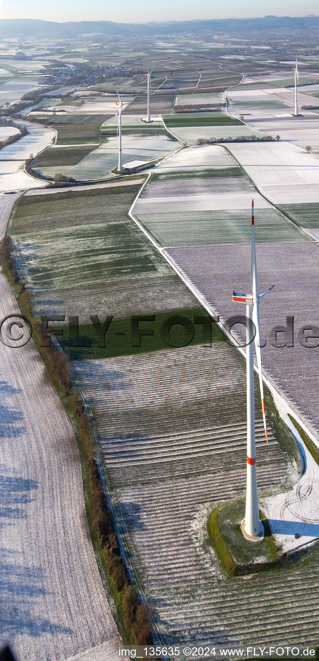 Vue aérienne de Parc éolien en hiver avec de la neige à Freckenfeld dans le département Rhénanie-Palatinat, Allemagne