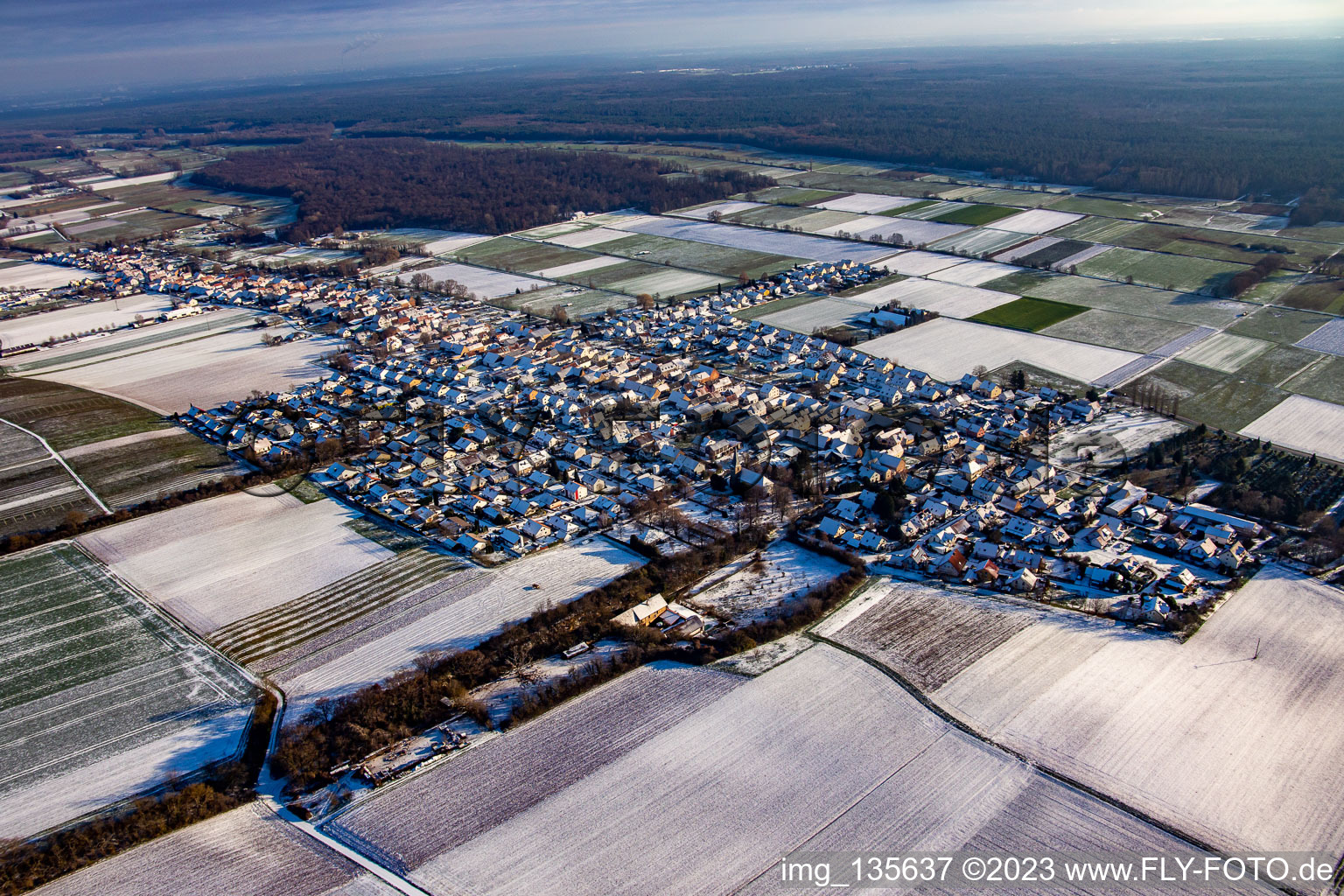 Vue aérienne de En hiver quand il y a de la neige à Freckenfeld dans le département Rhénanie-Palatinat, Allemagne