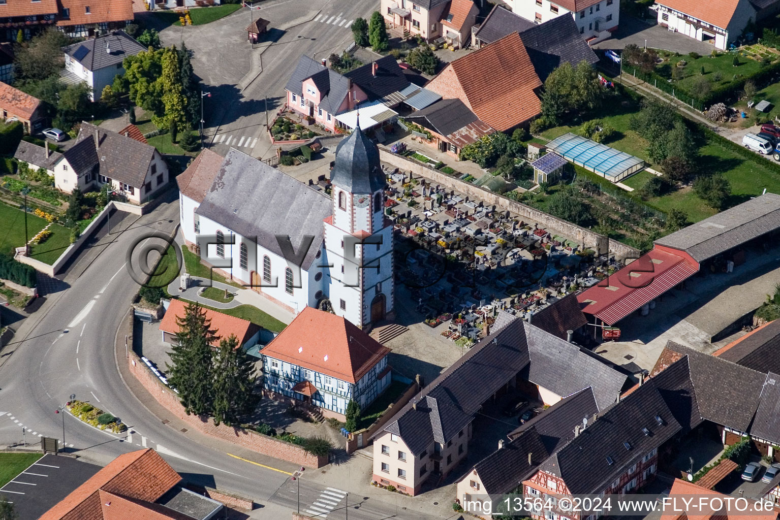 Photographie aérienne de Bâtiment d'église au centre du village à Niederlauterbach dans le département Bas Rhin, France