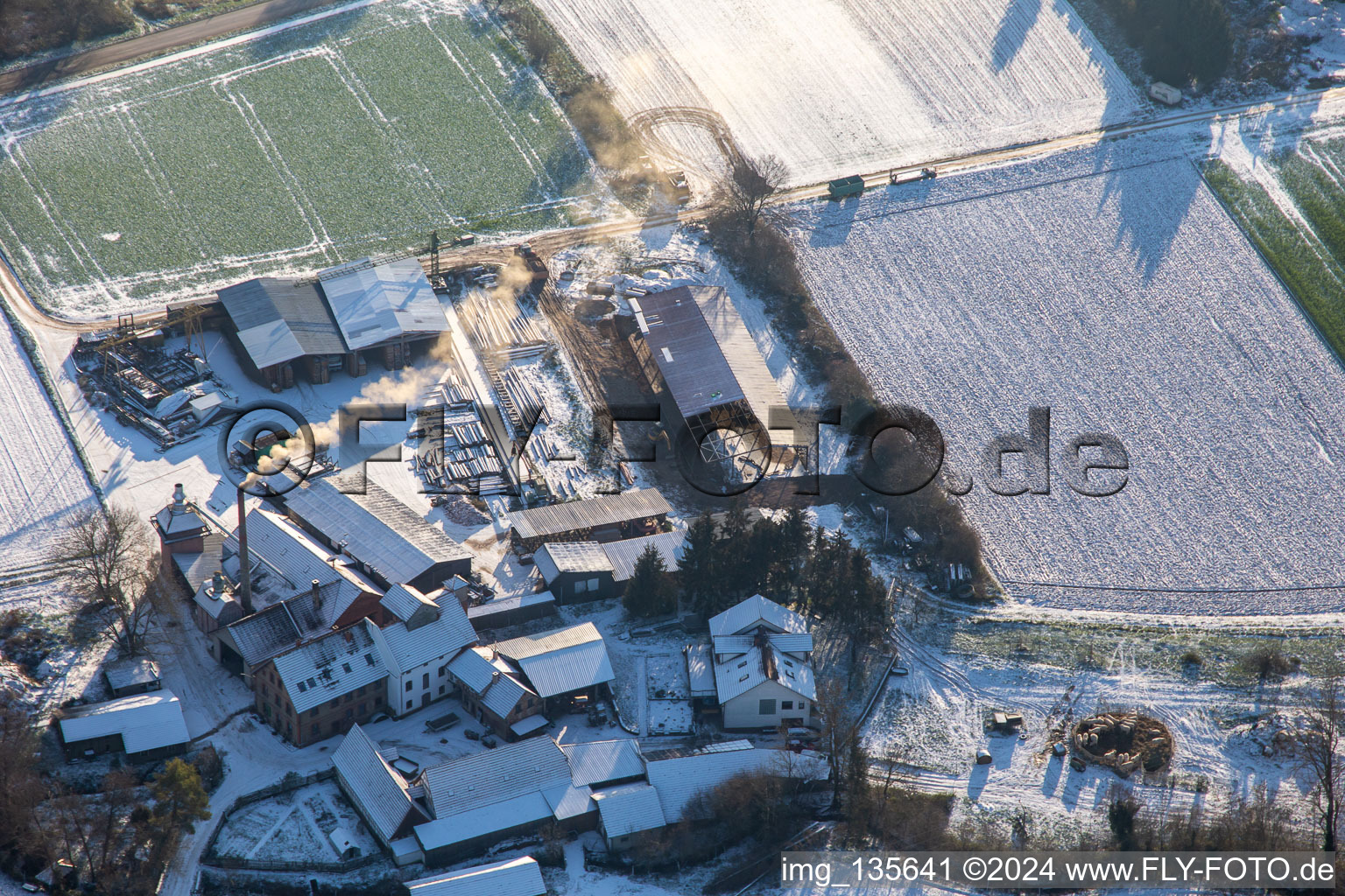 Vue aérienne de Boiseries ORTH en hiver avec de la neige à le quartier Schaidt in Wörth am Rhein dans le département Rhénanie-Palatinat, Allemagne