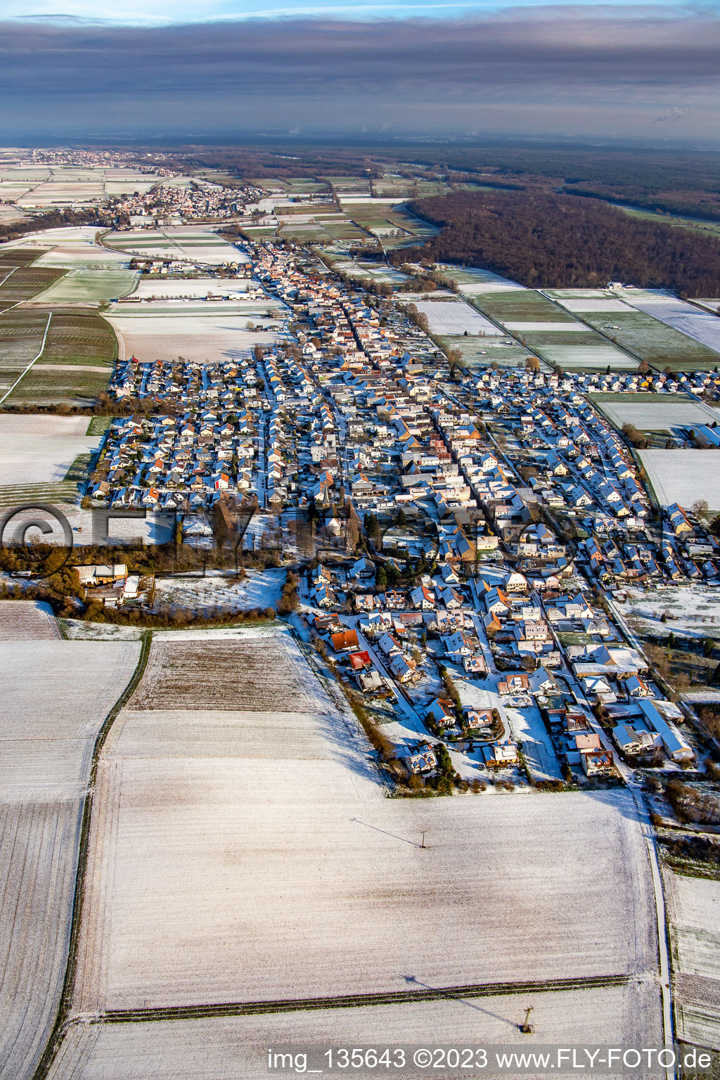 Vue aérienne de De l'ouest en hiver quand il y a de la neige à Freckenfeld dans le département Rhénanie-Palatinat, Allemagne