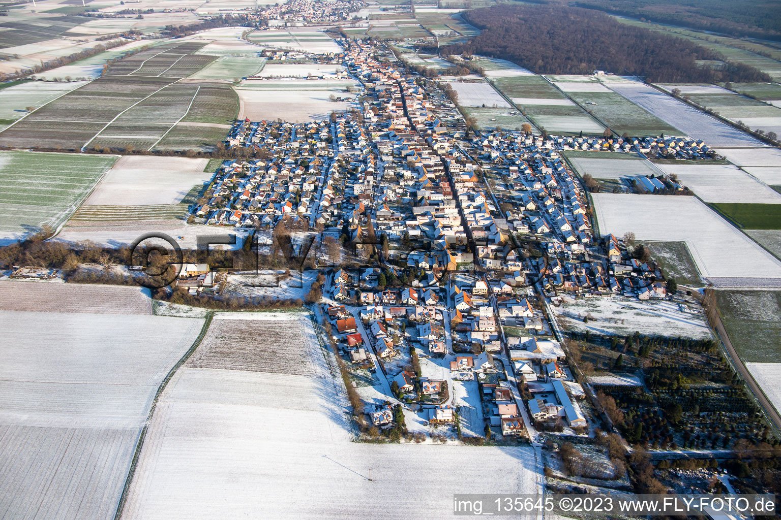 Vue aérienne de De l'ouest en hiver quand il y a de la neige à Freckenfeld dans le département Rhénanie-Palatinat, Allemagne