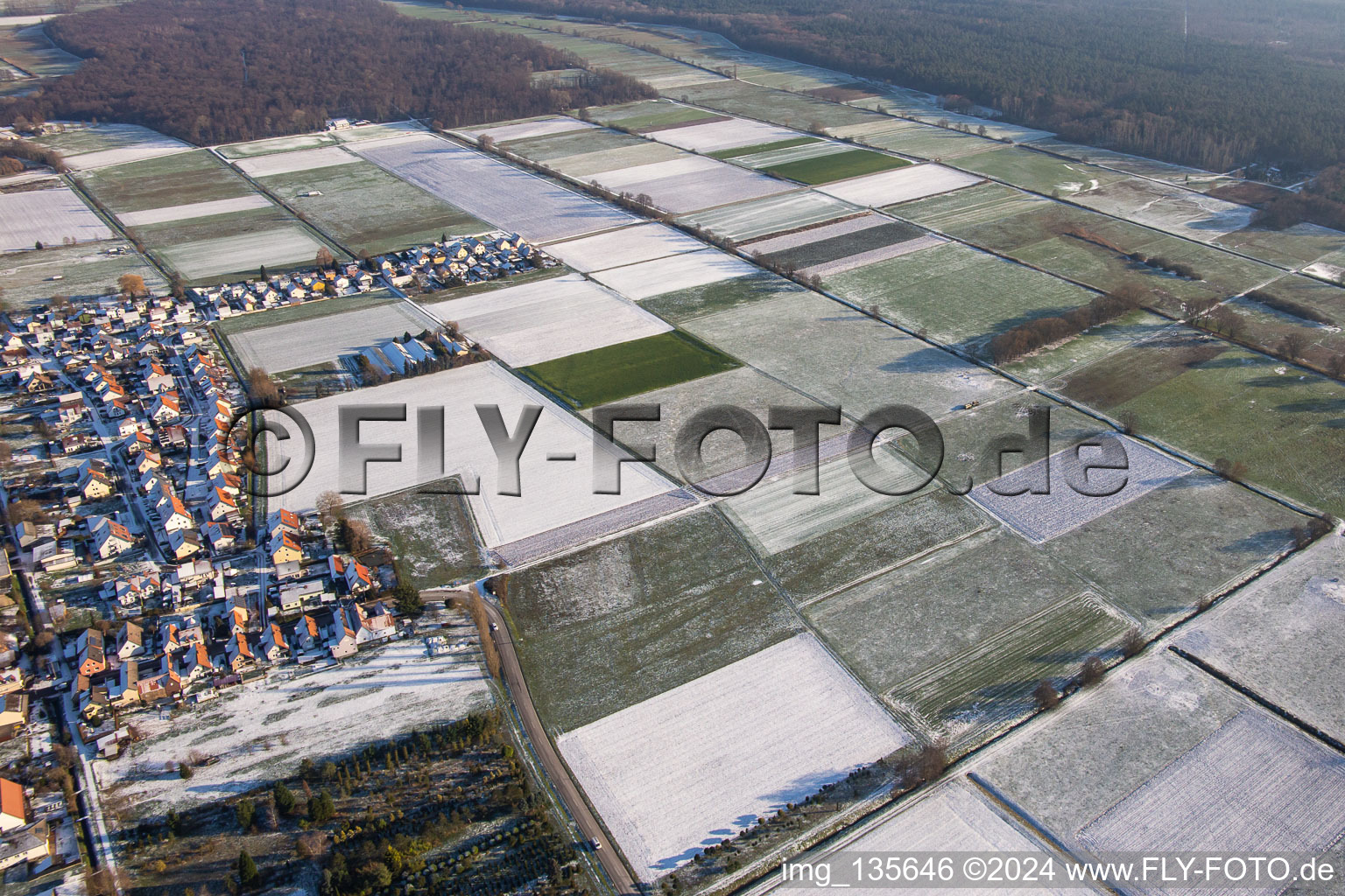 Vue aérienne de Otterbachtal en hiver avec de la neige à le quartier Schaidt in Wörth am Rhein dans le département Rhénanie-Palatinat, Allemagne