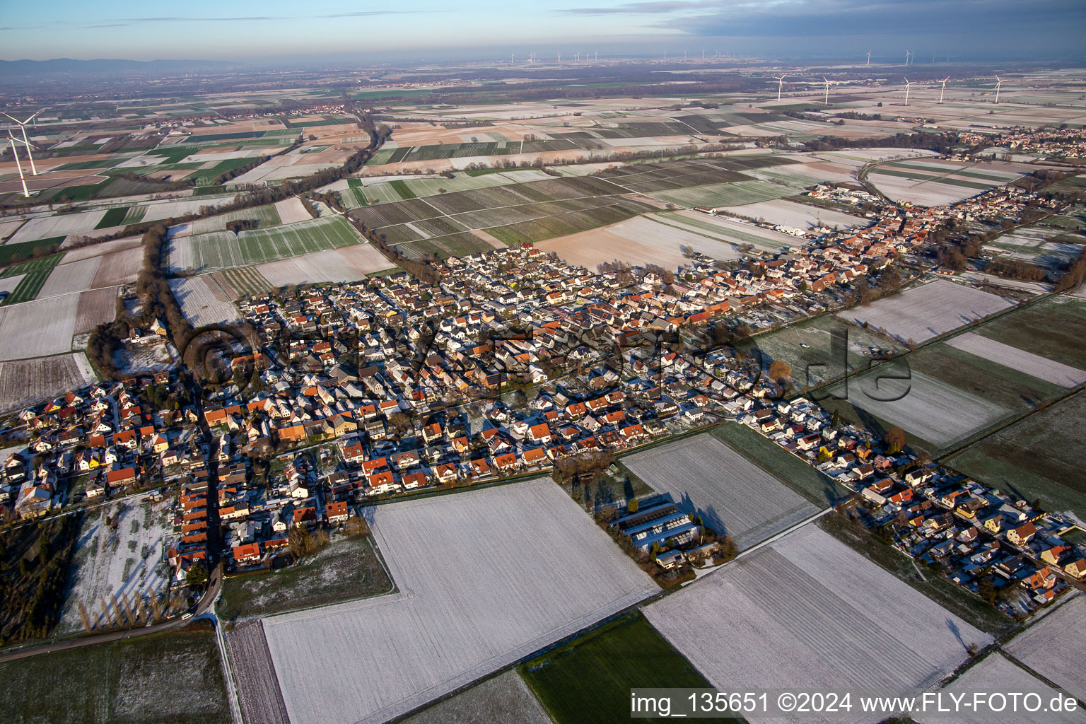 Vue aérienne de Du sud-ouest en hiver quand il y a de la neige à le quartier Schaidt in Wörth am Rhein dans le département Rhénanie-Palatinat, Allemagne