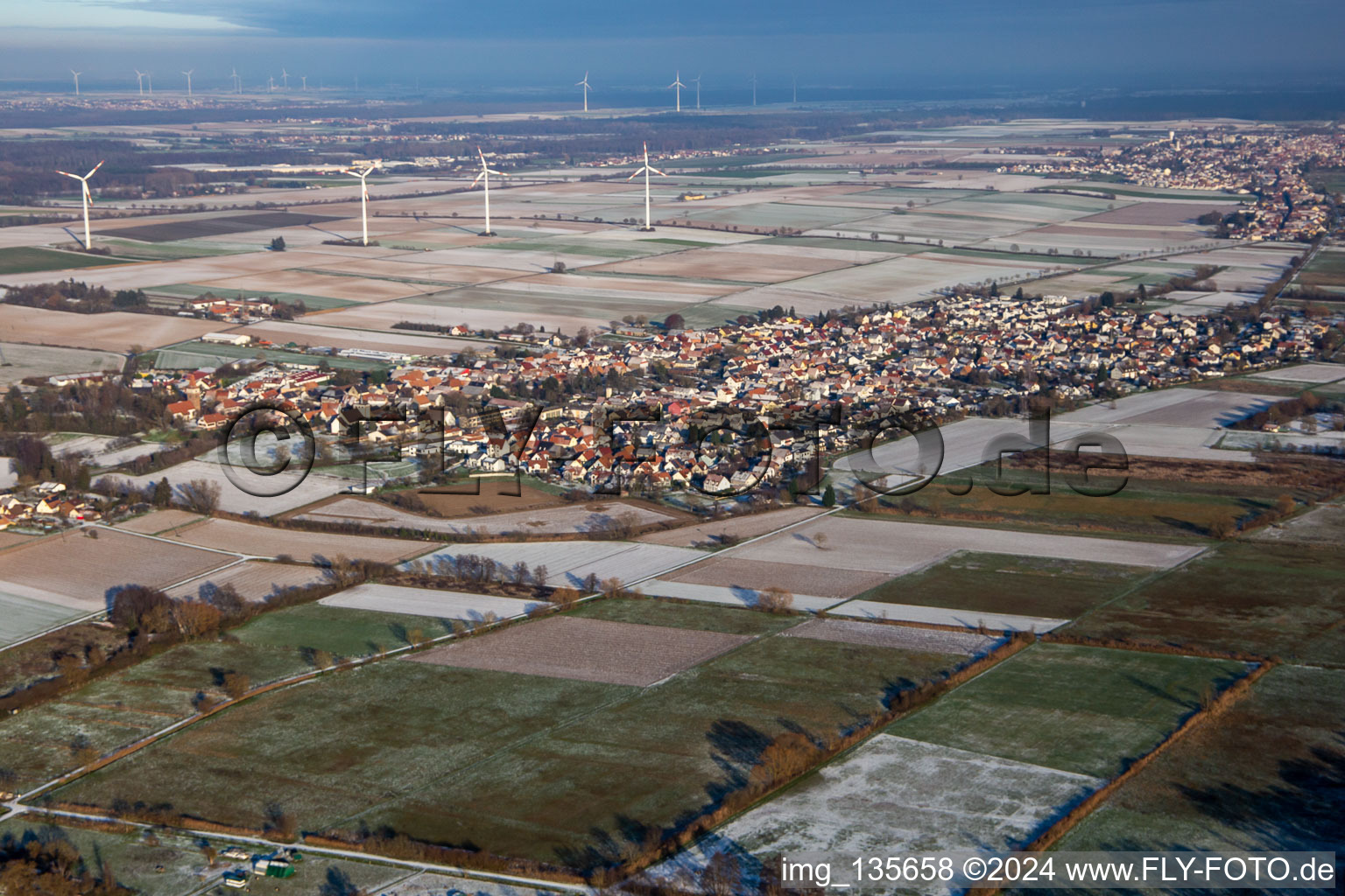 Vue aérienne de Du sud-ouest en hiver quand il y a de la neige à Minfeld dans le département Rhénanie-Palatinat, Allemagne