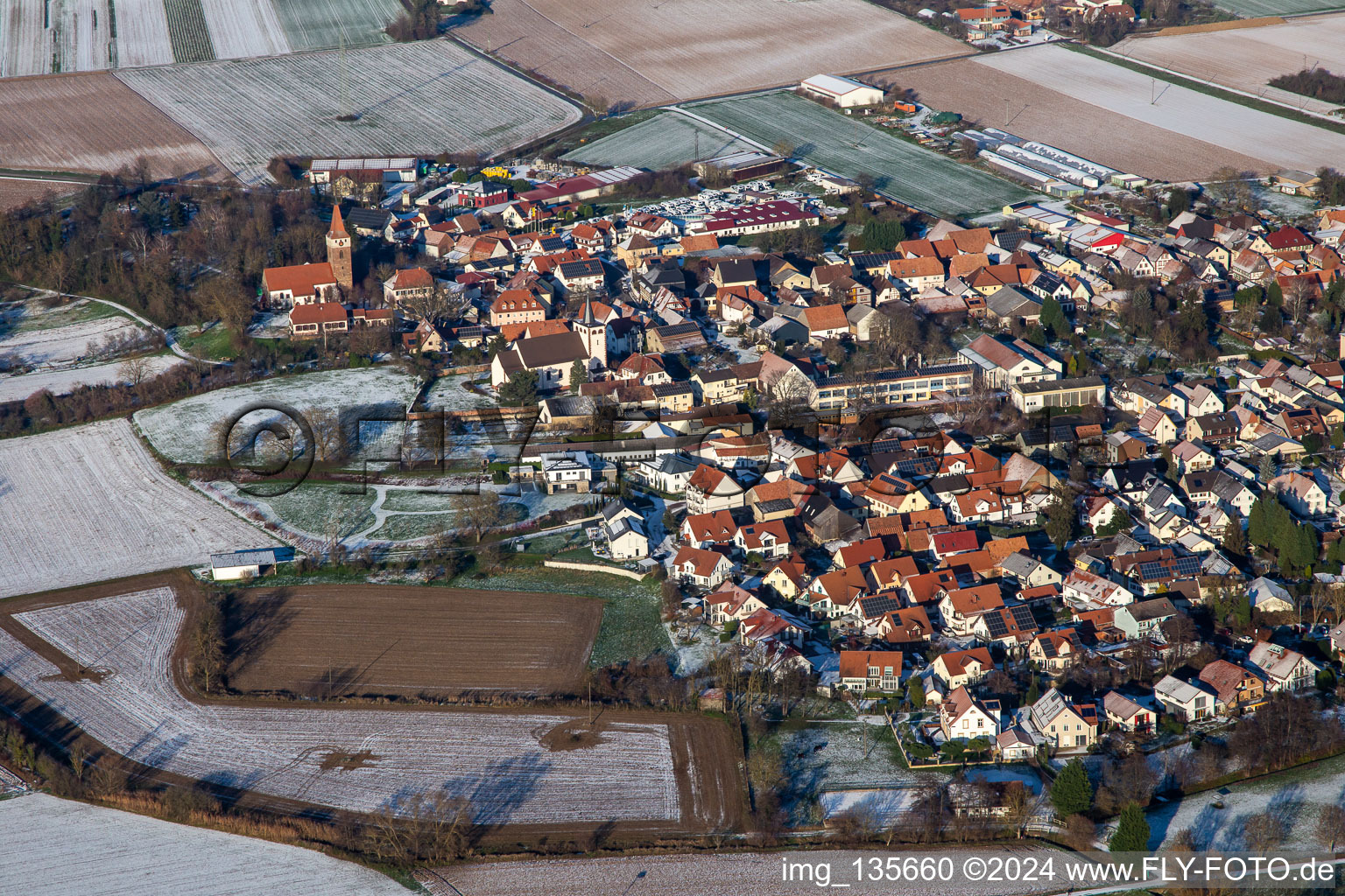 Vue aérienne de Ouest en hiver avec de la neige à Minfeld dans le département Rhénanie-Palatinat, Allemagne