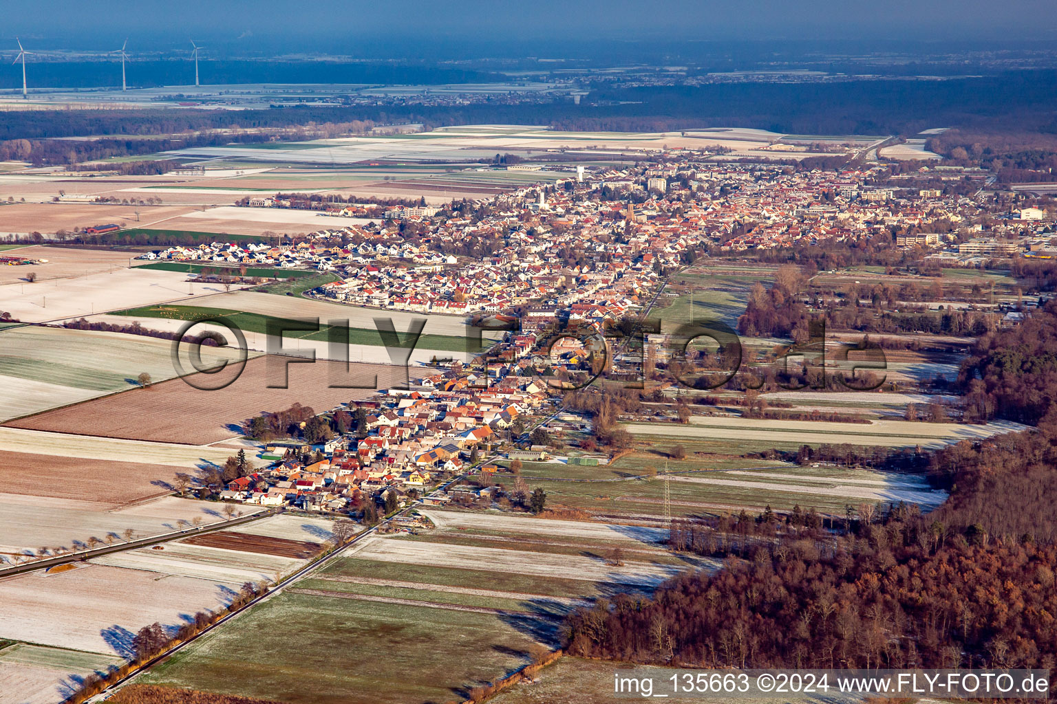 Vue aérienne de Saarstrasse de l'ouest en hiver avec de la neige à Kandel dans le département Rhénanie-Palatinat, Allemagne