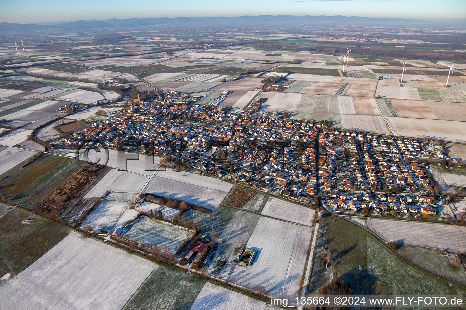 Vue aérienne de Du sud-est en hiver quand il y a de la neige à Minfeld dans le département Rhénanie-Palatinat, Allemagne