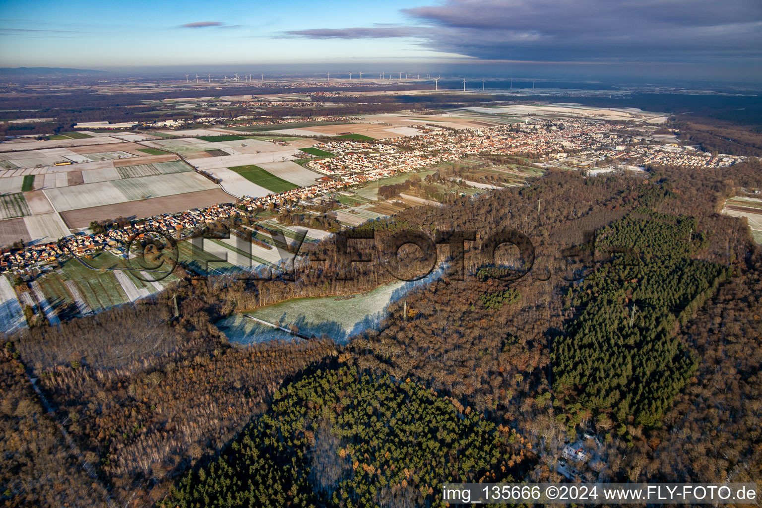 Vue aérienne de Du sud-ouest en hiver quand il y a de la neige à Kandel dans le département Rhénanie-Palatinat, Allemagne