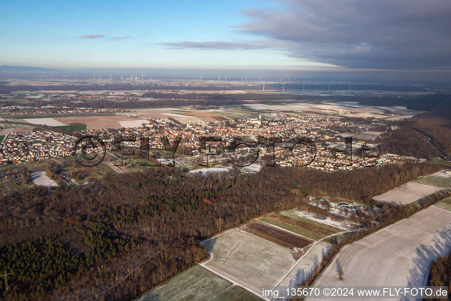 Vue aérienne de Plaines d'Otterbach en hiver avec de la neige à Kandel dans le département Rhénanie-Palatinat, Allemagne