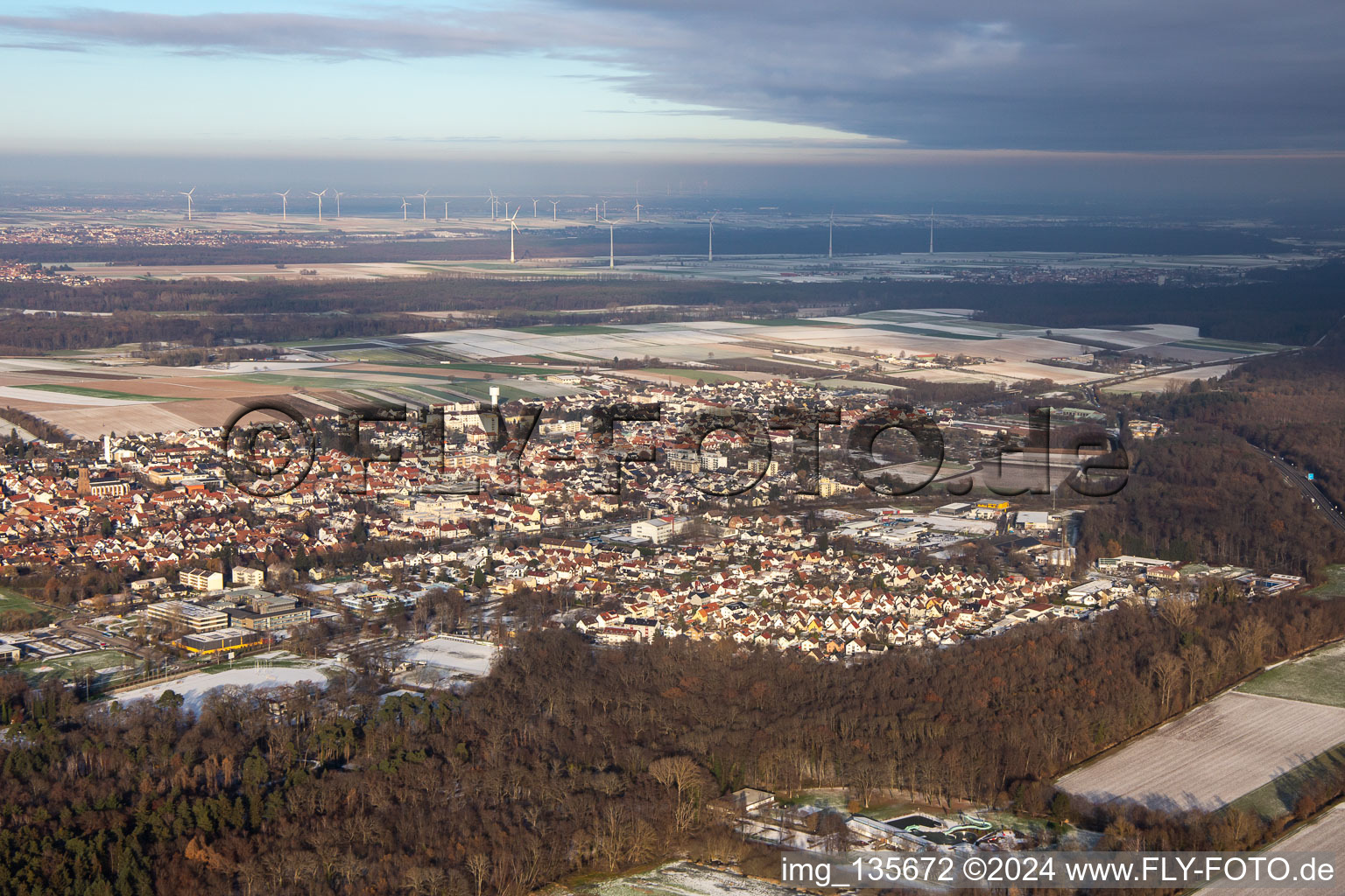 Vue aérienne de Cité-jardin en hiver avec de la neige à Kandel dans le département Rhénanie-Palatinat, Allemagne