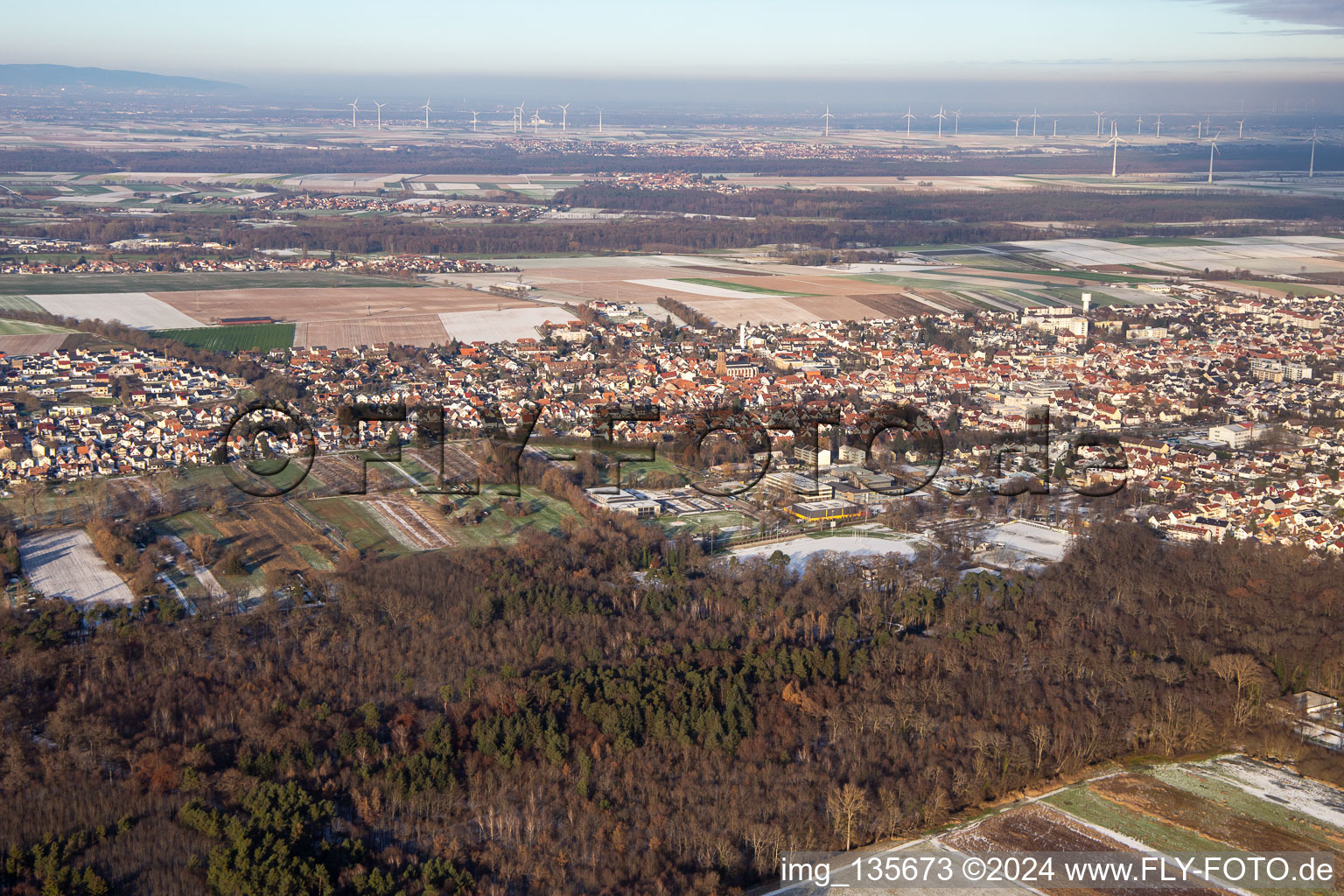 Vue aérienne de En hiver quand il y a de la neige à Kandel dans le département Rhénanie-Palatinat, Allemagne