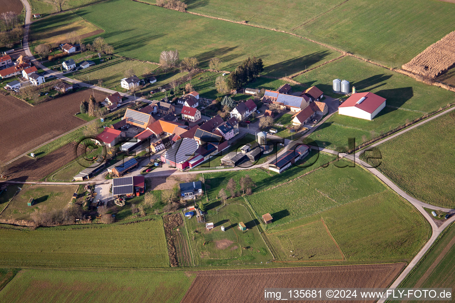 Vue aérienne de Toit tournant solaire du domaine viticole Schowalter à le quartier Deutschhof in Kapellen-Drusweiler dans le département Rhénanie-Palatinat, Allemagne