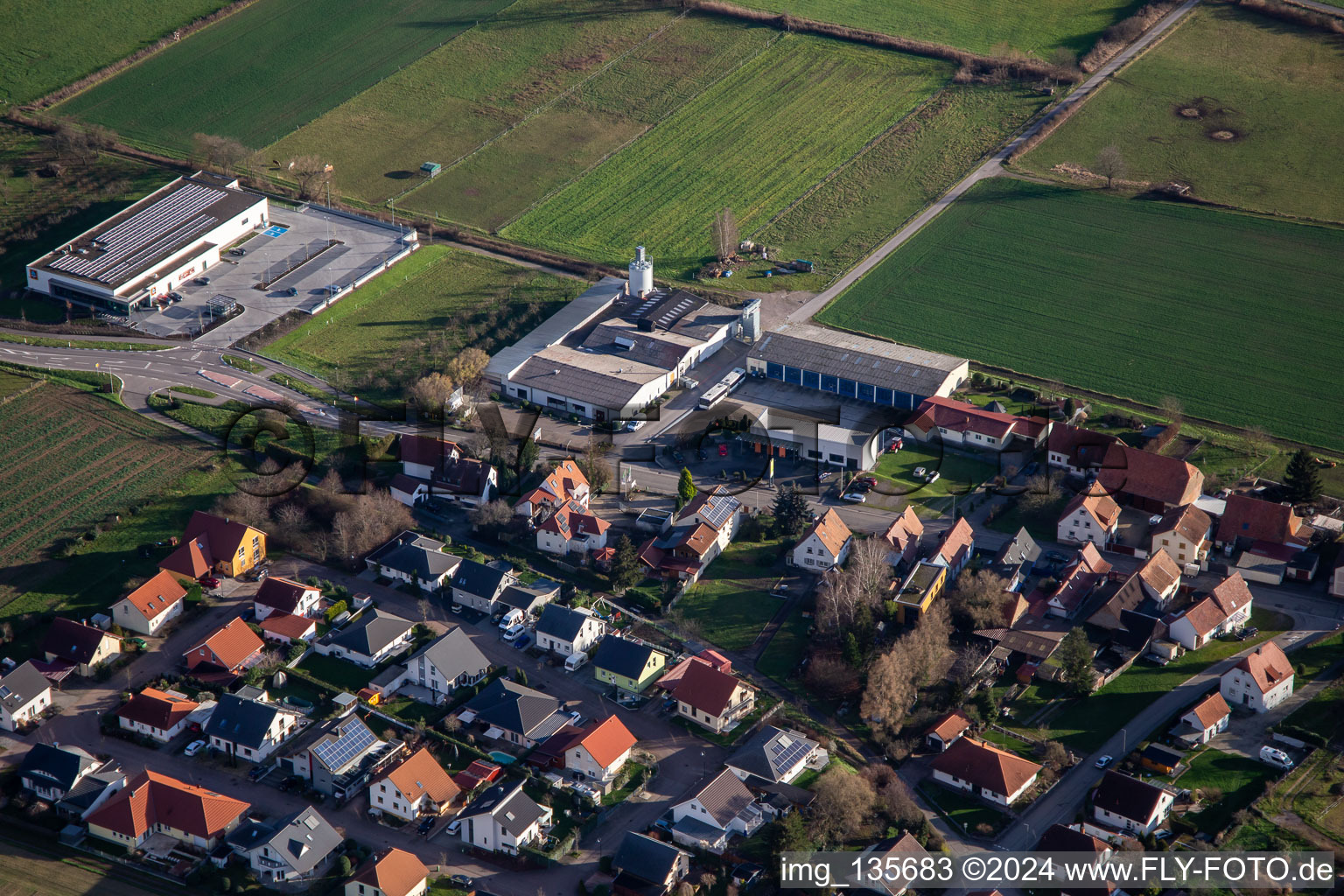 Vue aérienne de Aldi, Friedmann-Reisen sur la route principale L546 à Schweighofen dans le département Rhénanie-Palatinat, Allemagne