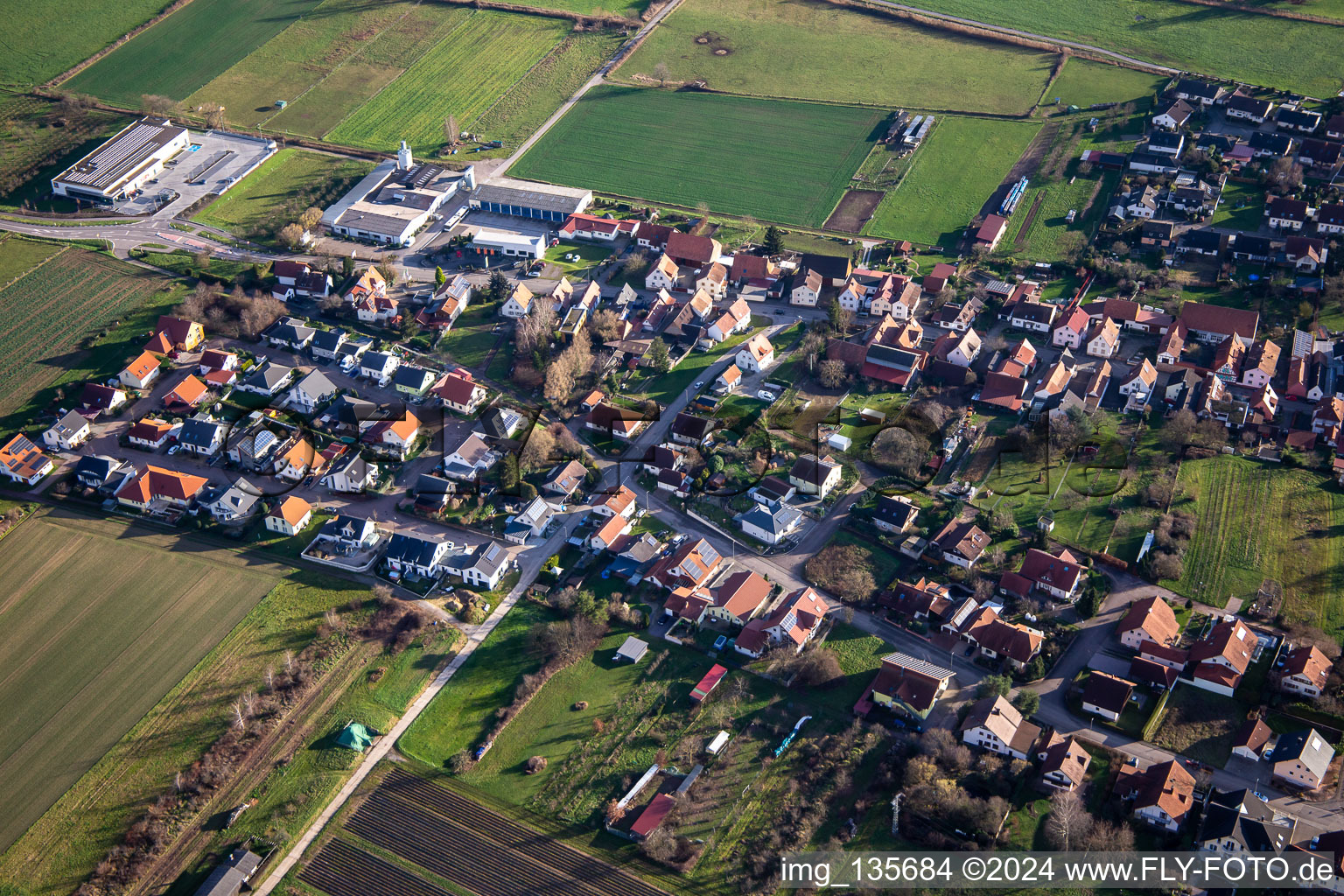 Vue aérienne de Aldi, Friedmann-Reisen sur la route principale L546 à Schweighofen dans le département Rhénanie-Palatinat, Allemagne