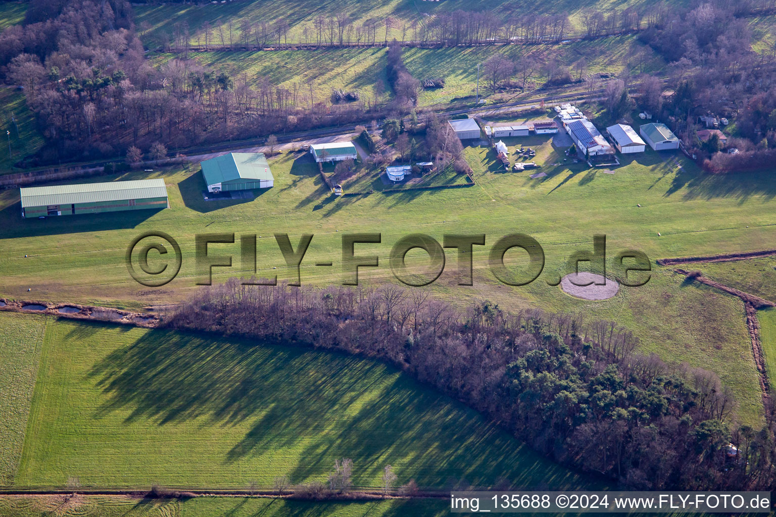 Vue aérienne de Aérodrome d'EDRO à Schweighofen dans le département Rhénanie-Palatinat, Allemagne