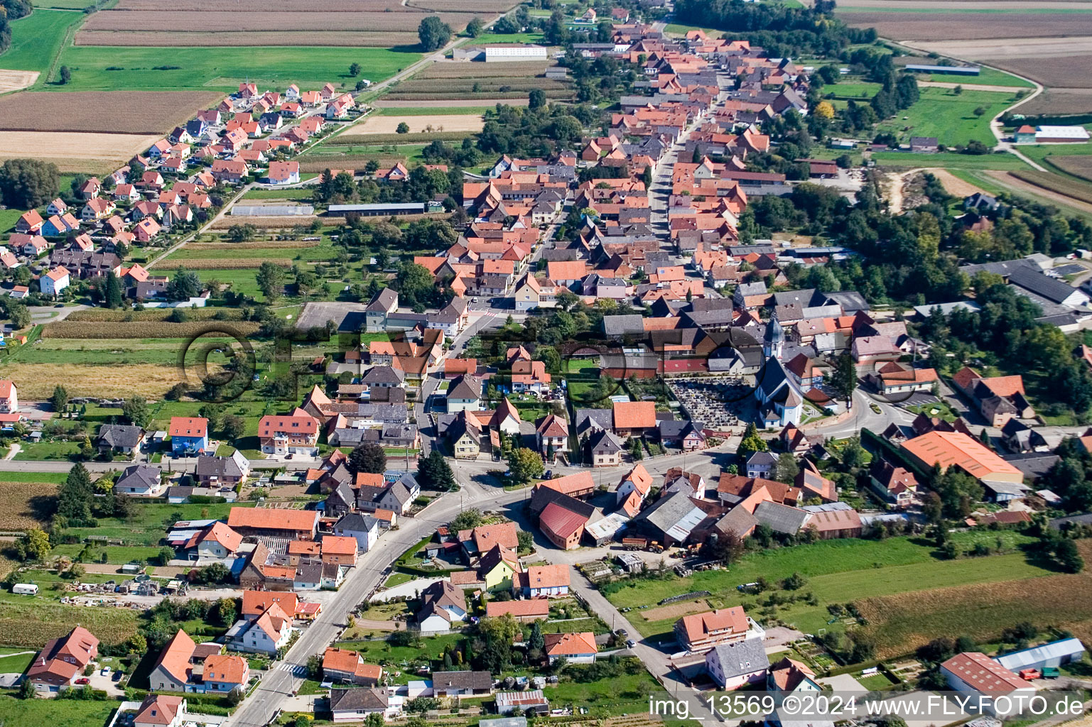 Niederlauterbach dans le département Bas Rhin, France vu d'un drone