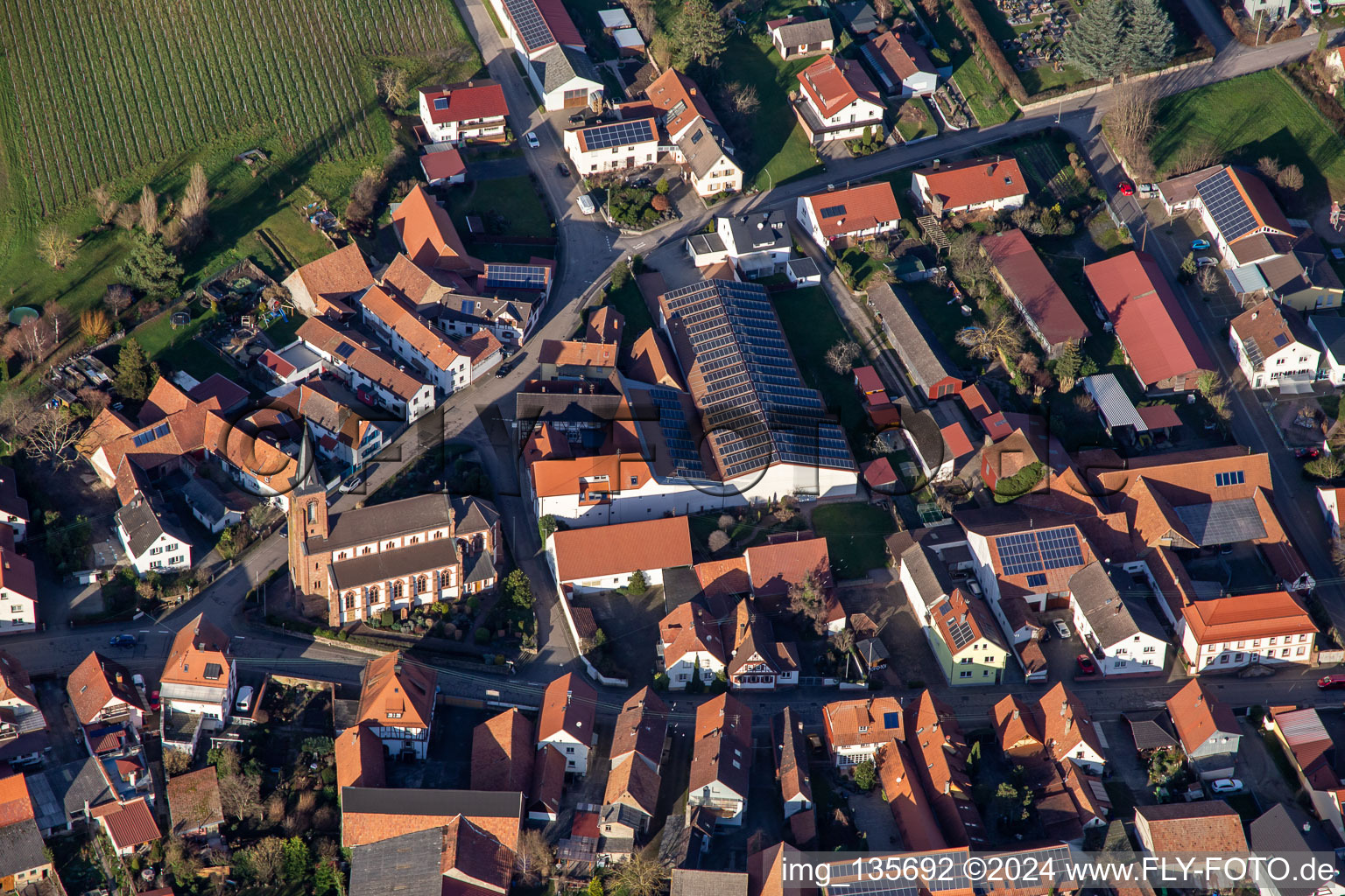 Vue oblique de Église Saint-Laurent à Schweighofen dans le département Rhénanie-Palatinat, Allemagne