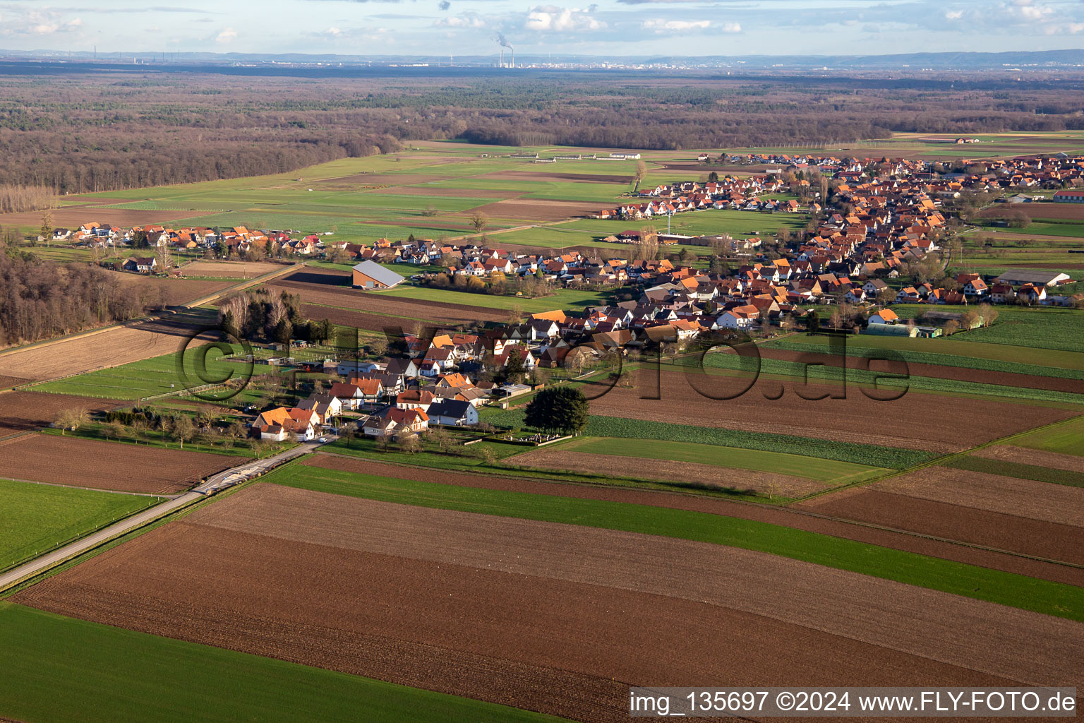 Vue aérienne de De l'ouest à Schleithal dans le département Bas Rhin, France