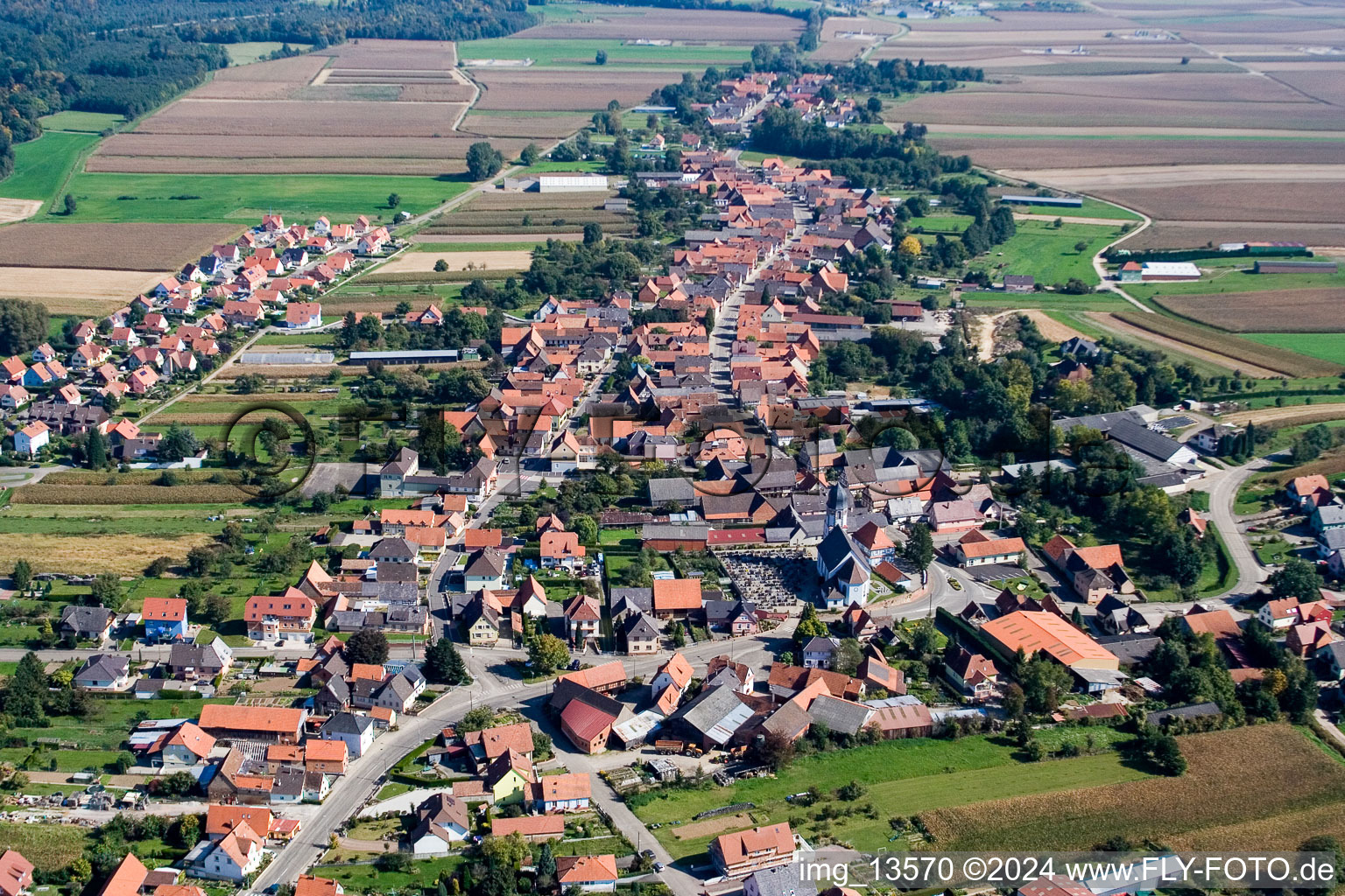 Vue aérienne de Niederlauterbach dans le département Bas Rhin, France