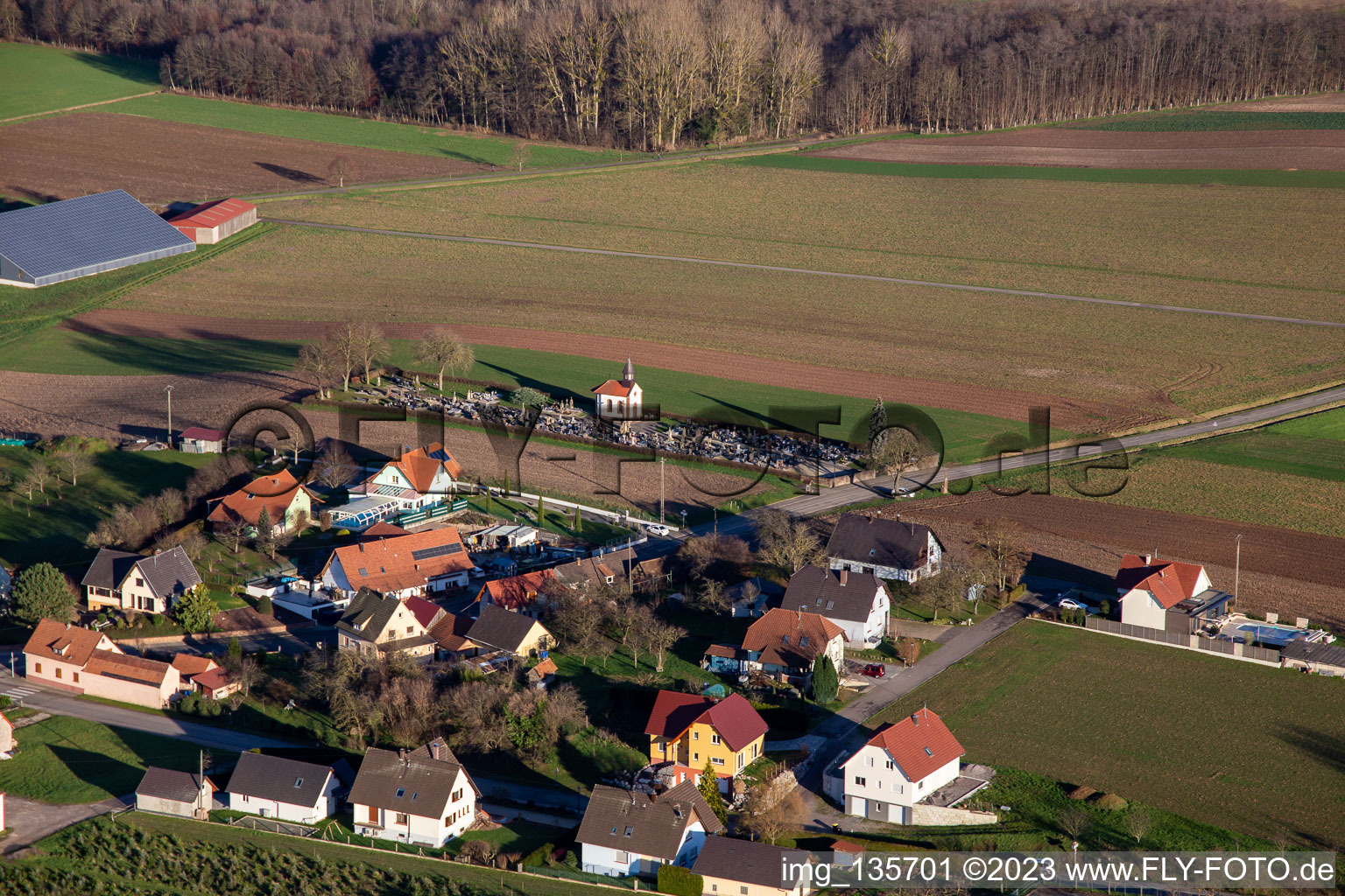 Vue aérienne de Cimetière sur la D244 à Salmbach dans le département Bas Rhin, France