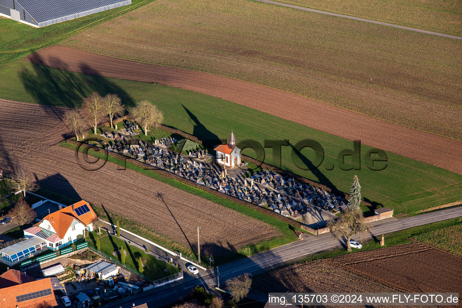 Vue aérienne de Cimetière sur la D244 à Salmbach dans le département Bas Rhin, France