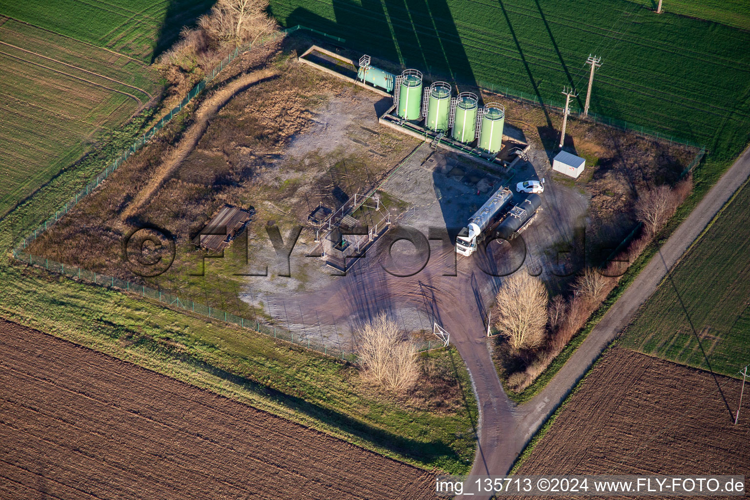 Vue aérienne de Vidange des réservoirs de pétrole à Niederlauterbach dans le département Bas Rhin, France