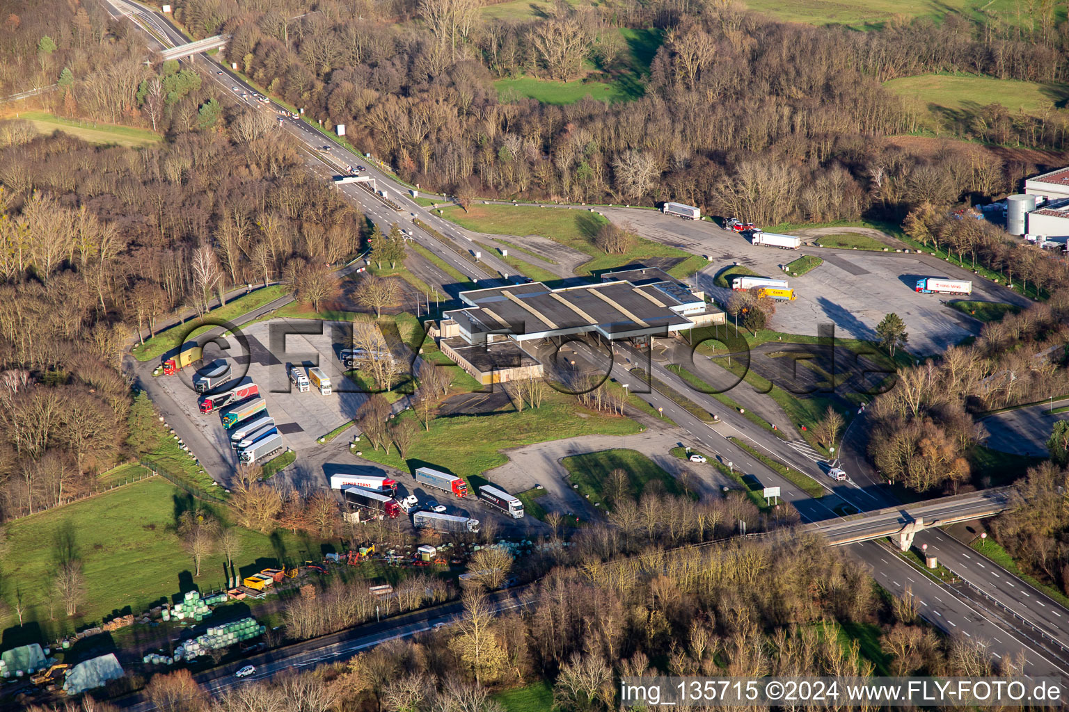 Vue aérienne de Poste frontière franco-allemande Scheibenhardt A35/B9 à Scheibenhard dans le département Bas Rhin, France