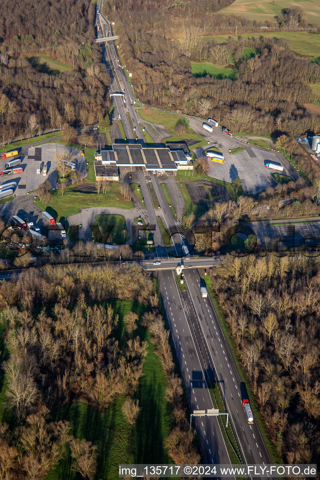 Vue aérienne de Poste frontière franco-allemande Scheibenhardt A35/B9 à Scheibenhard dans le département Bas Rhin, France