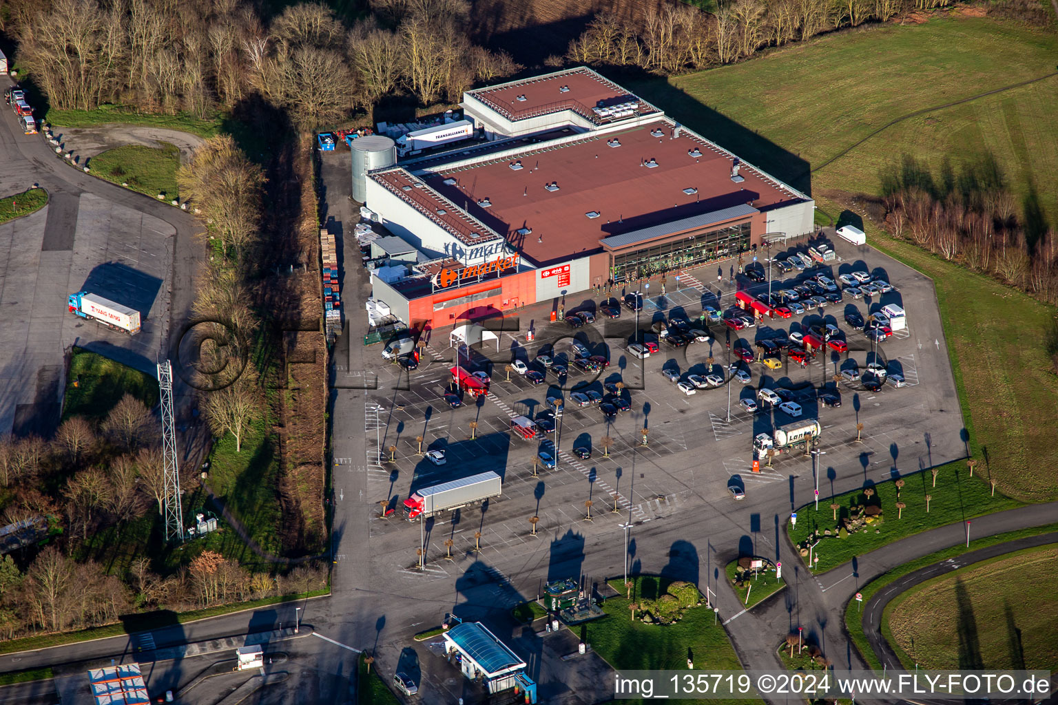 Vue aérienne de Supermarché Carrefour à Scheibenhard dans le département Bas Rhin, France