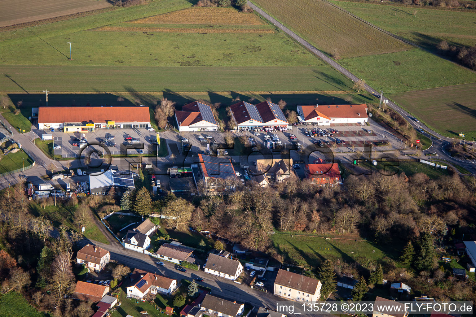 Vue aérienne de Zone industrielle de Mühläcker avec centres commerciaux à la frontière à Berg dans le département Rhénanie-Palatinat, Allemagne