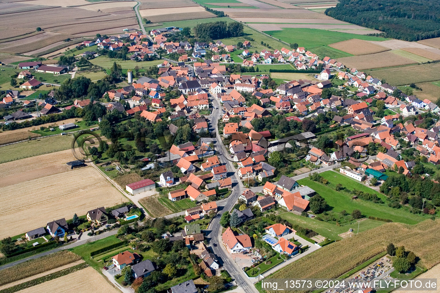 Vue aérienne de Champs agricoles et surfaces utilisables à Salmbach dans le département Bas Rhin, France