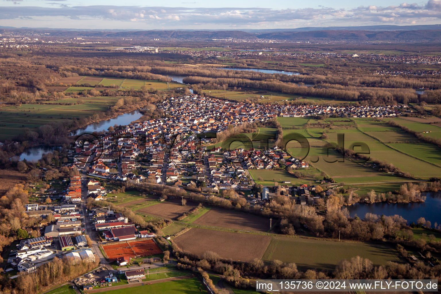 Vue aérienne de De l'ouest à le quartier Neuburg in Neuburg am Rhein dans le département Rhénanie-Palatinat, Allemagne