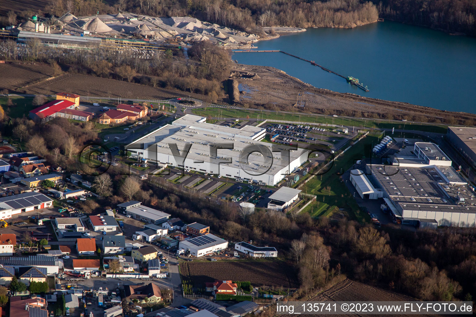 Vue aérienne de Zone industrielle Faureciastraße Faurecia GmbH à Hagenbach dans le département Rhénanie-Palatinat, Allemagne