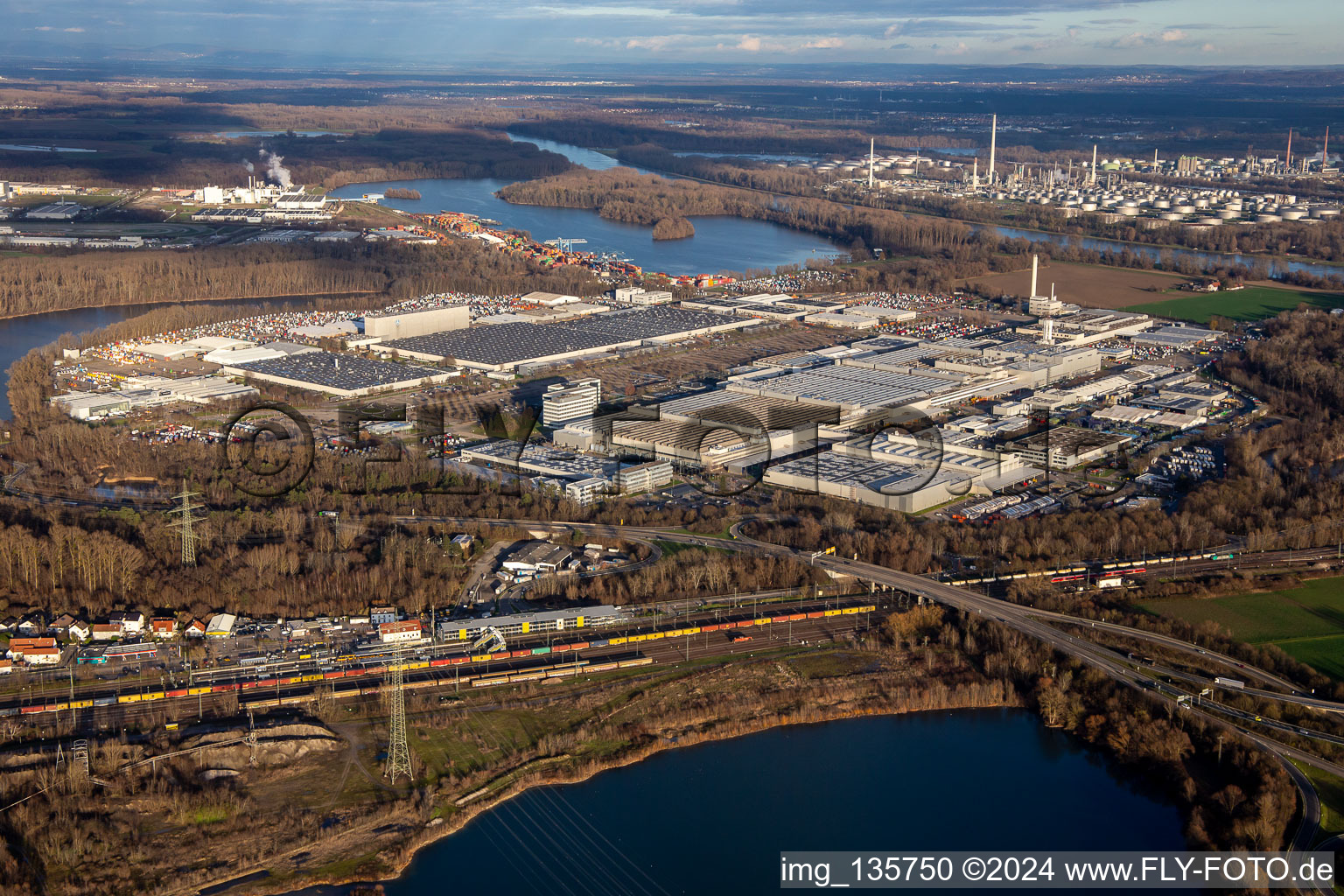 Vue aérienne de Daimler Truck AG à Wörth am Rhein dans le département Rhénanie-Palatinat, Allemagne