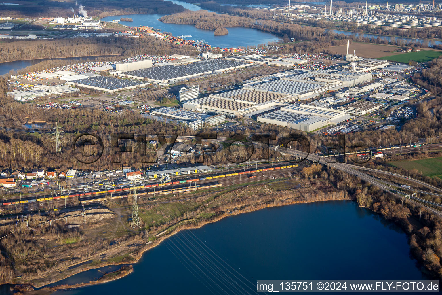 Vue aérienne de Daimler Truck AG à Wörth am Rhein dans le département Rhénanie-Palatinat, Allemagne