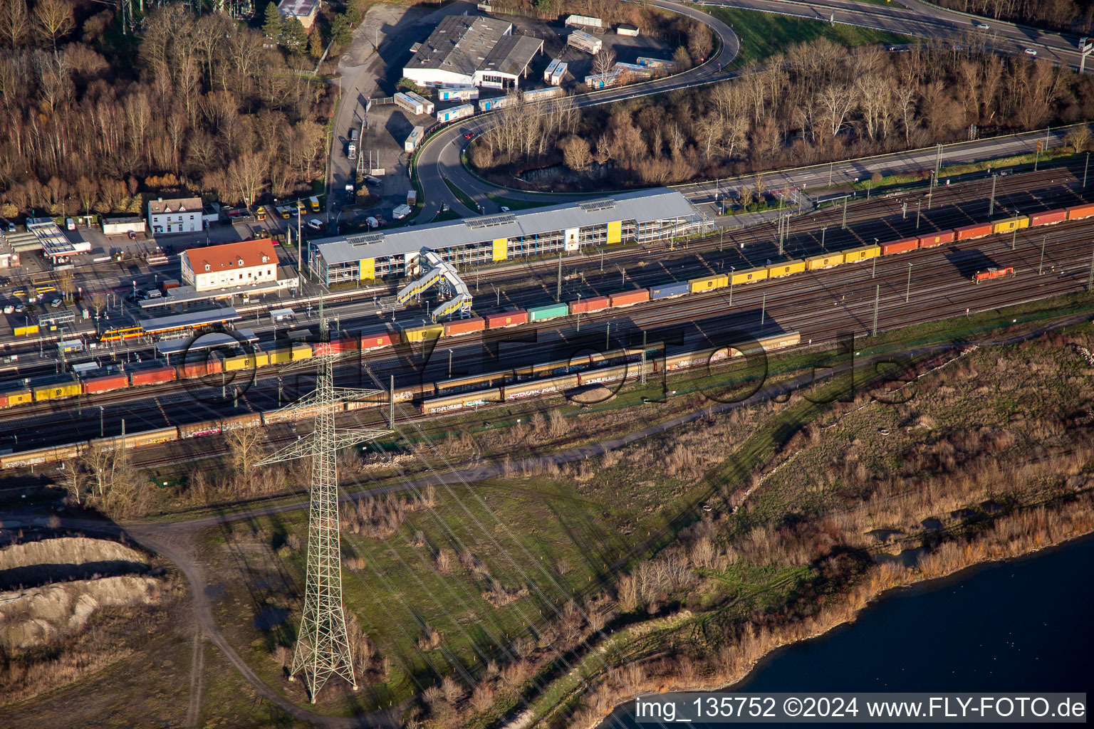 Vue aérienne de Gare de Wörth(Rhein) et parking couvert à Wörth am Rhein dans le département Rhénanie-Palatinat, Allemagne