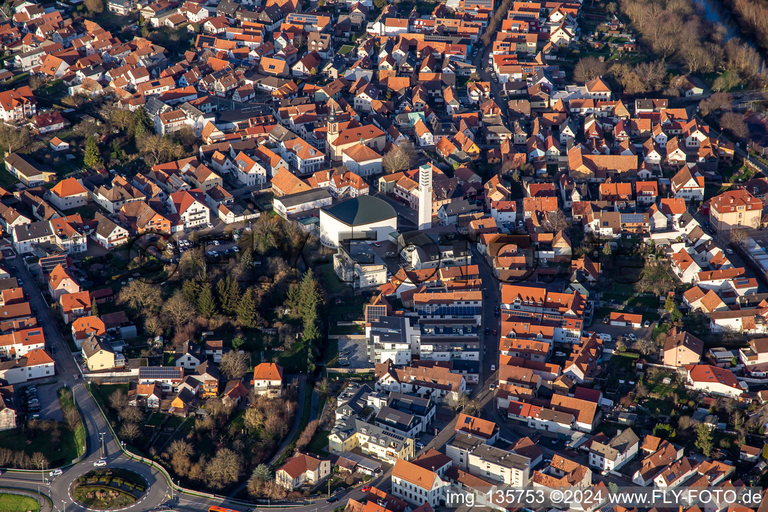 Vue aérienne de Luitpoldstrasse St. Ägidius à Wörth am Rhein dans le département Rhénanie-Palatinat, Allemagne